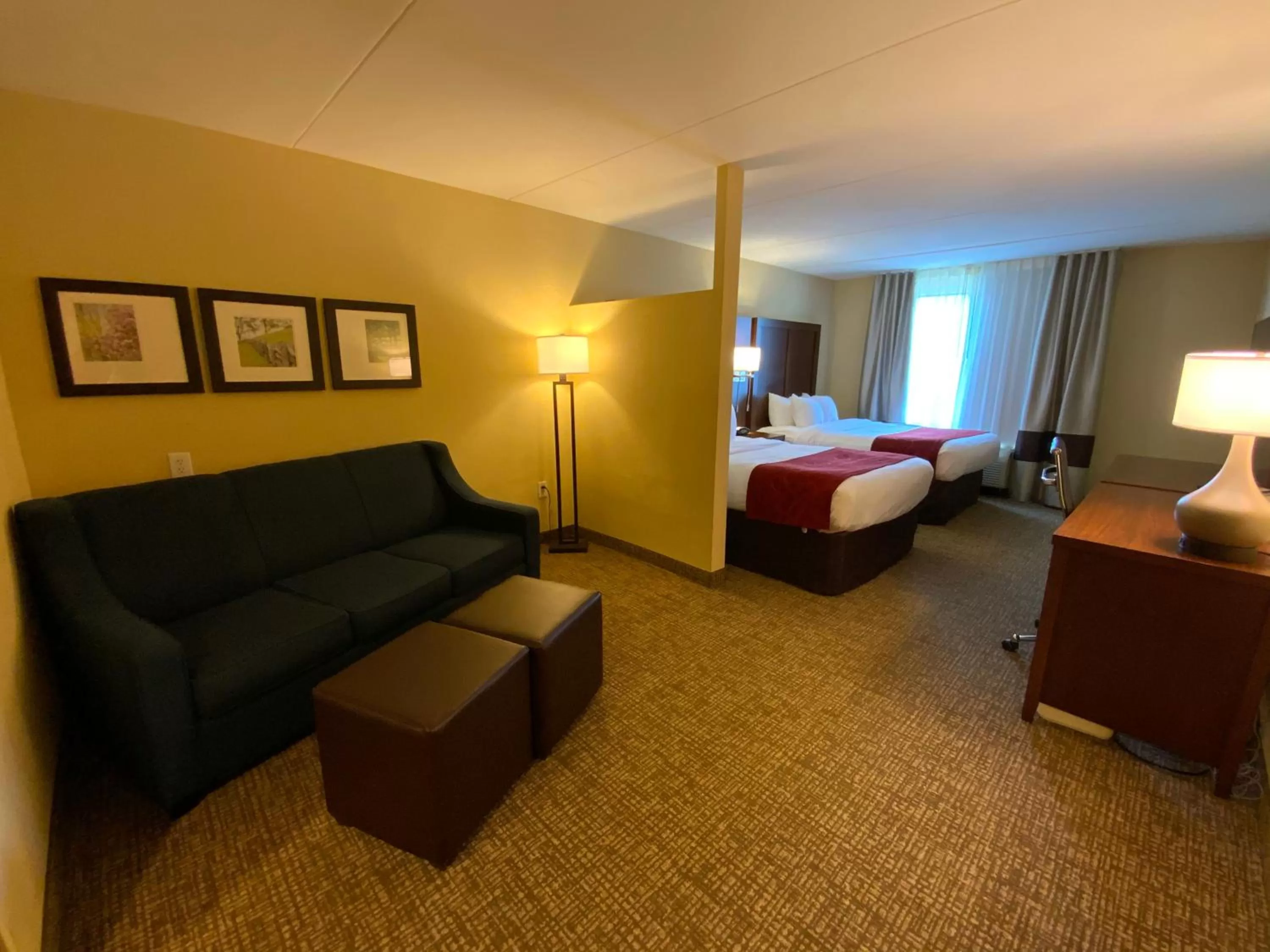 Photo of the whole room, Bed in Comfort Suites Fredericksburg North