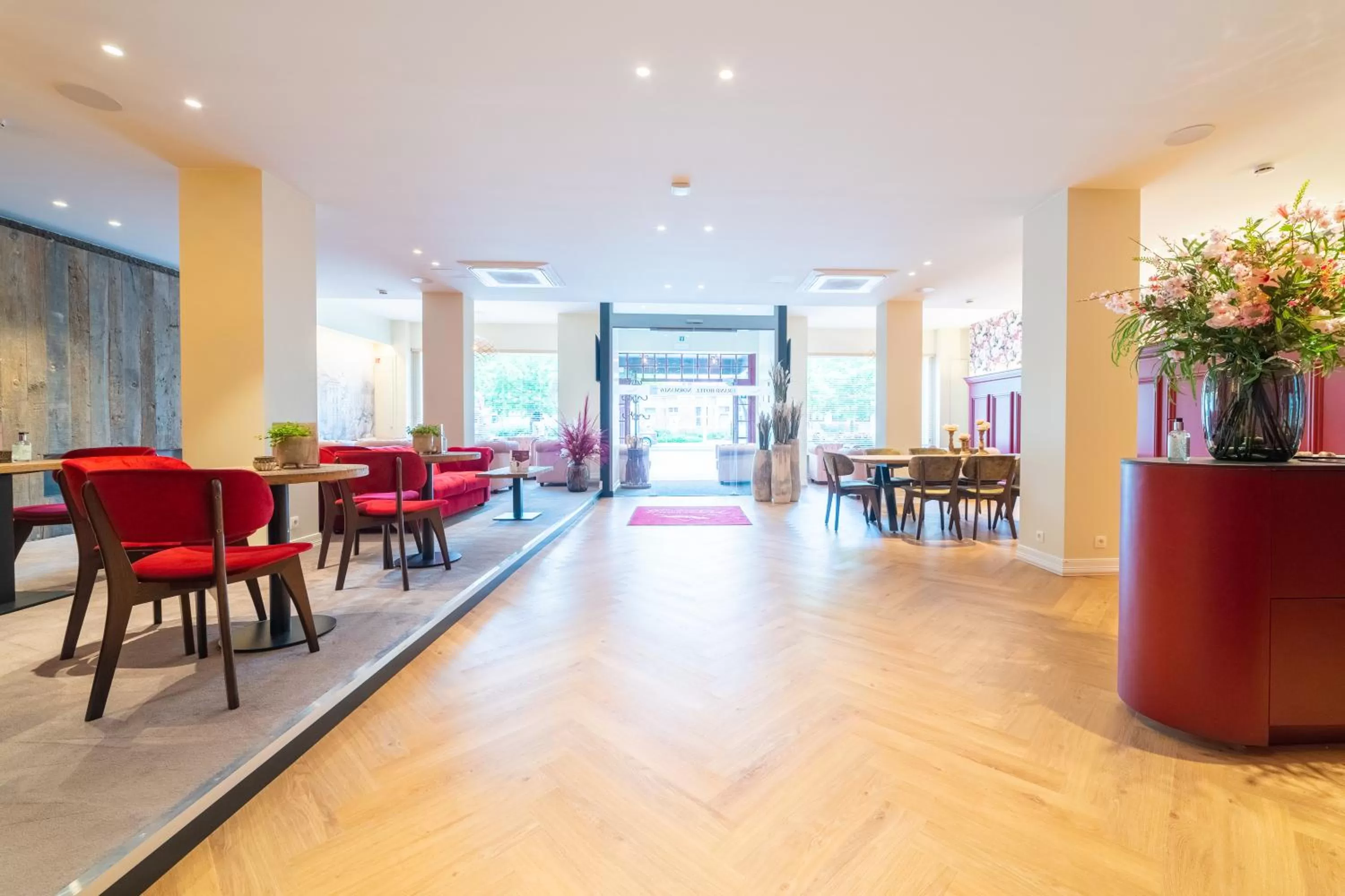 Lounge or bar in Grand Hotel Normandy by CW Hotel Collection