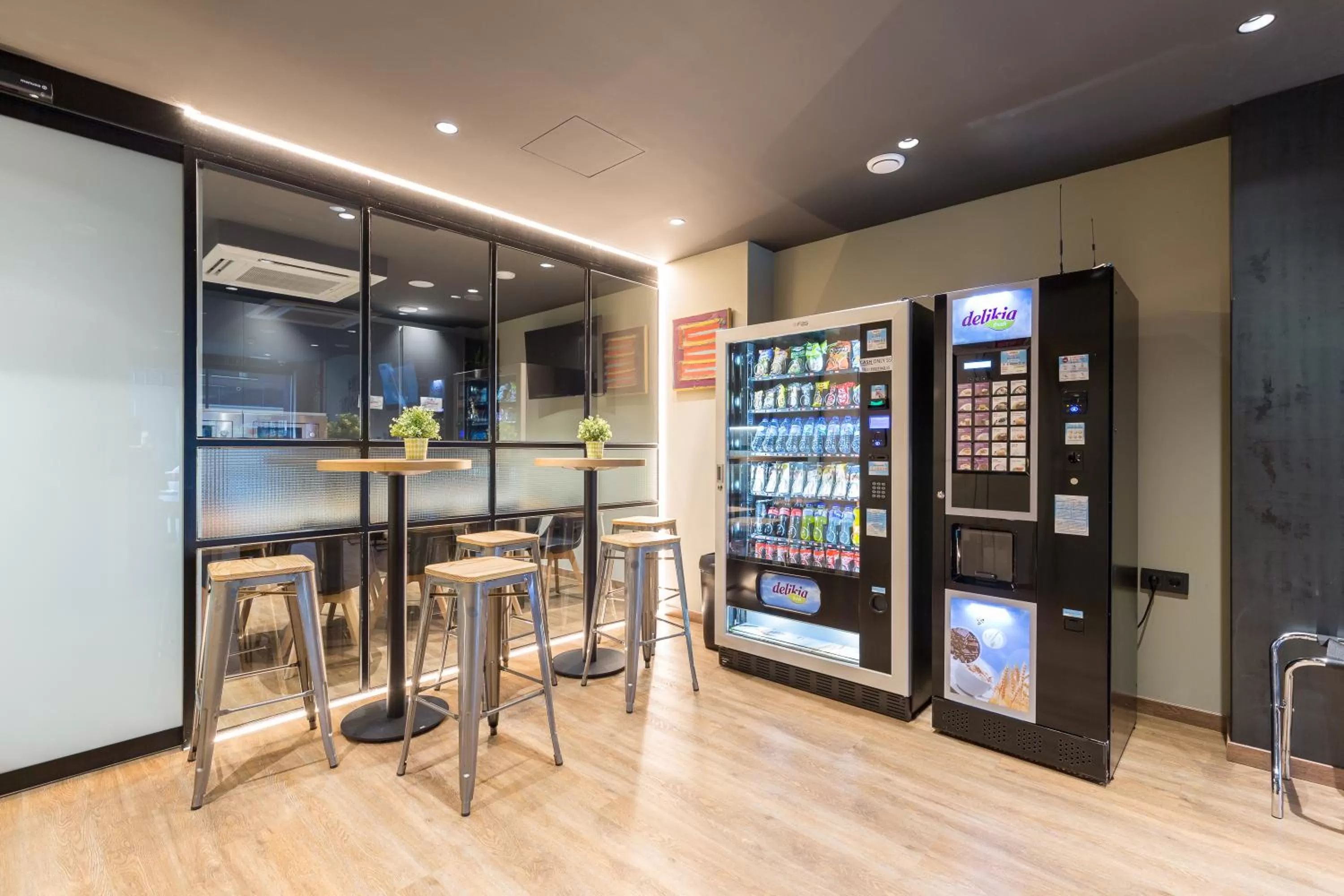 Communal lounge/ TV room in Airhostel Barcelona Airport 24h