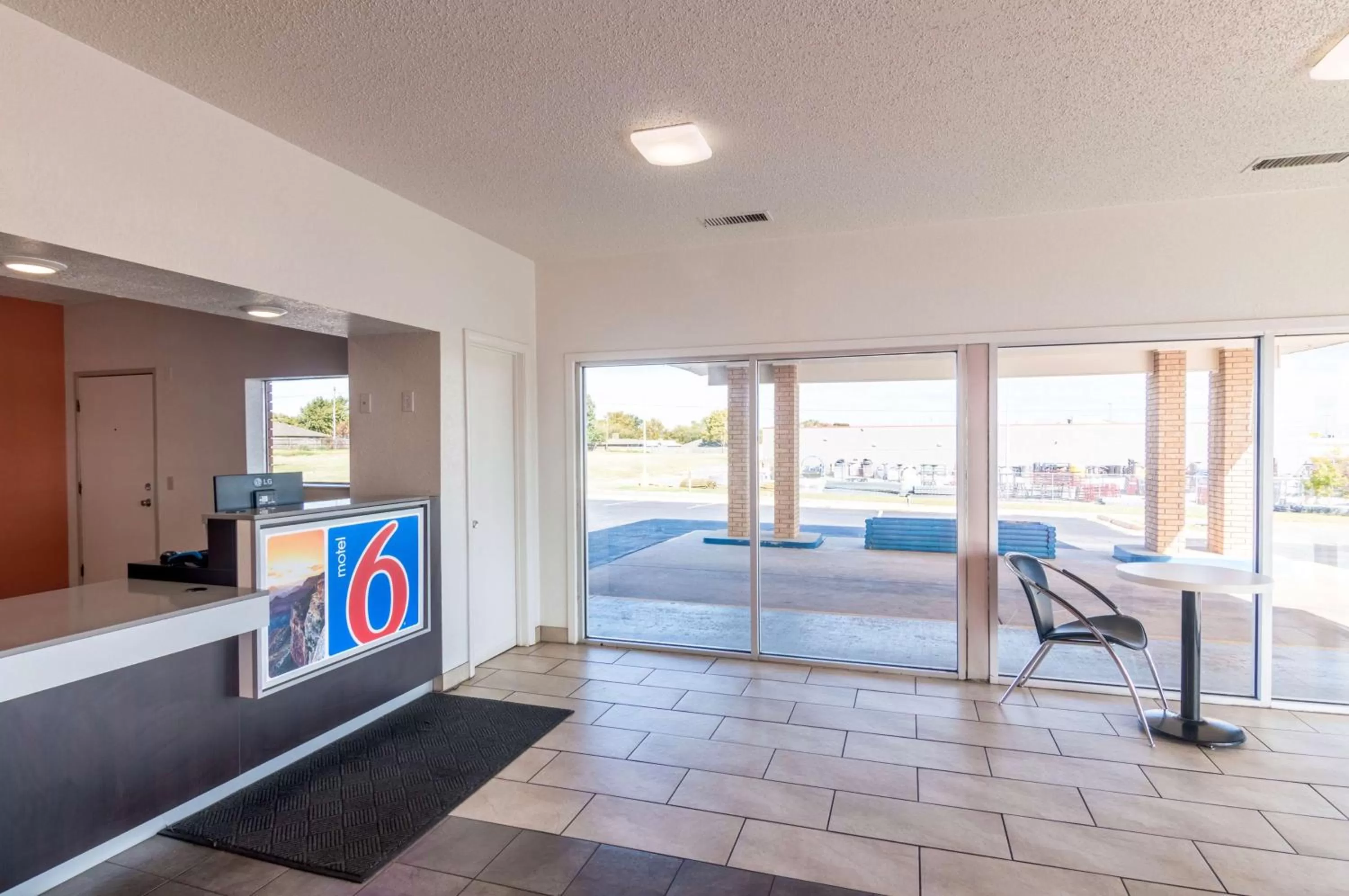 Lobby or reception, Swimming Pool in Motel 6-Clinton, OK