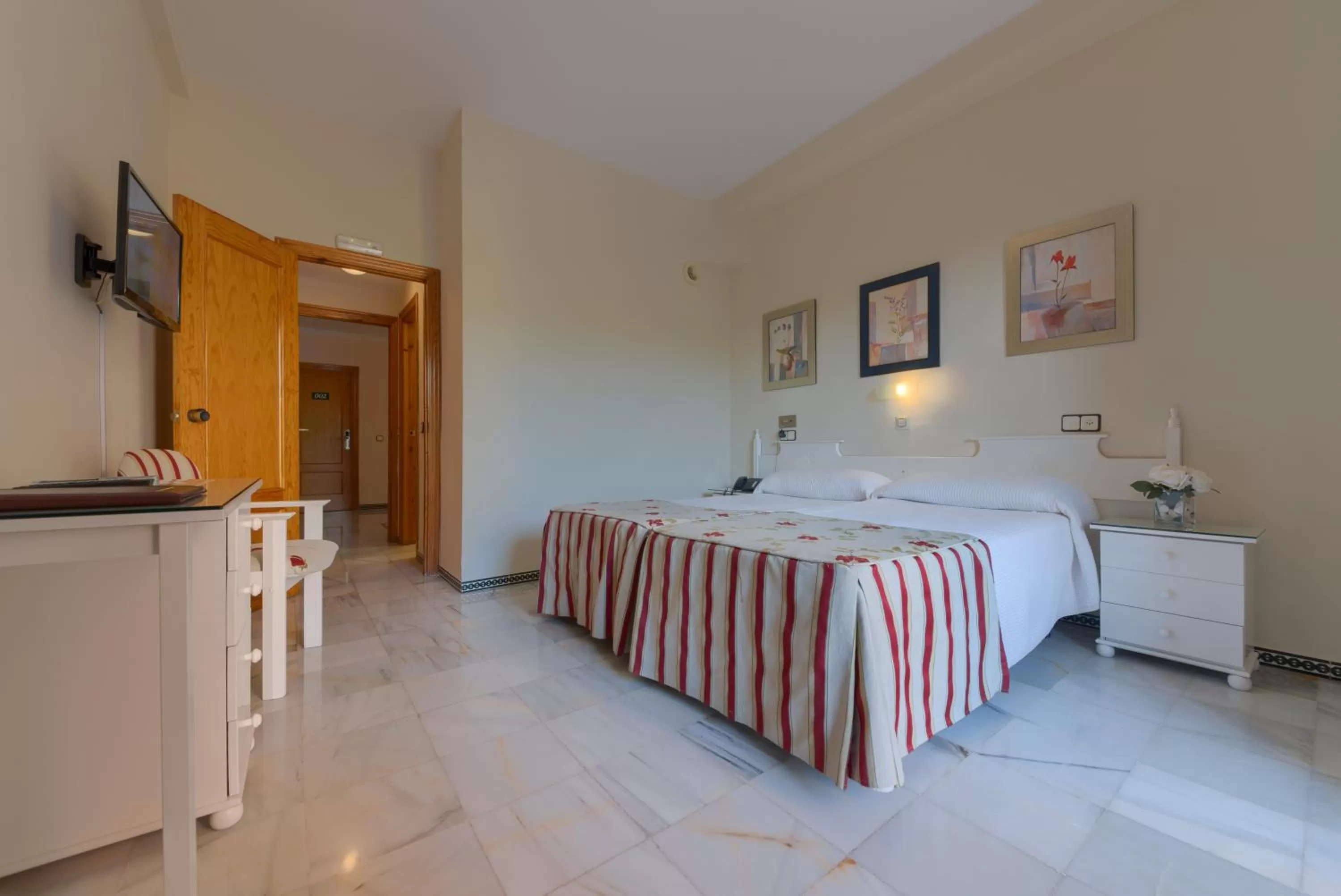 Photo of the whole room, Bed in Hotel Torre De Los Guzmanes