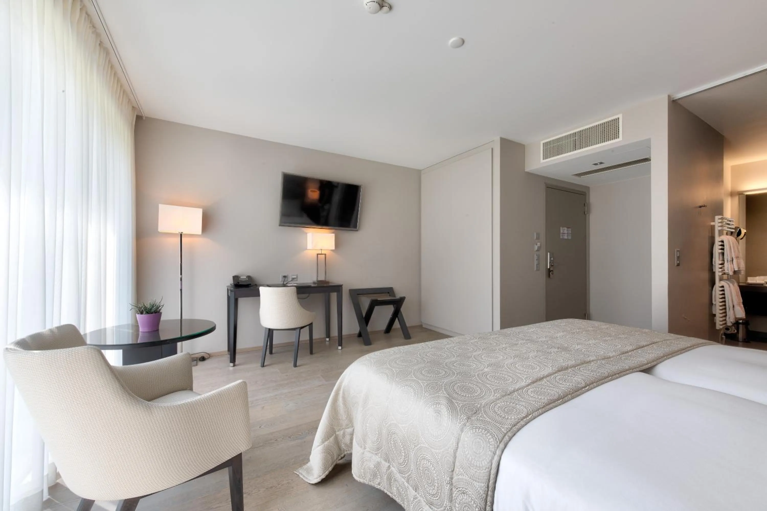 Garden view, Bed in Hostellerie Le Petit Manoir