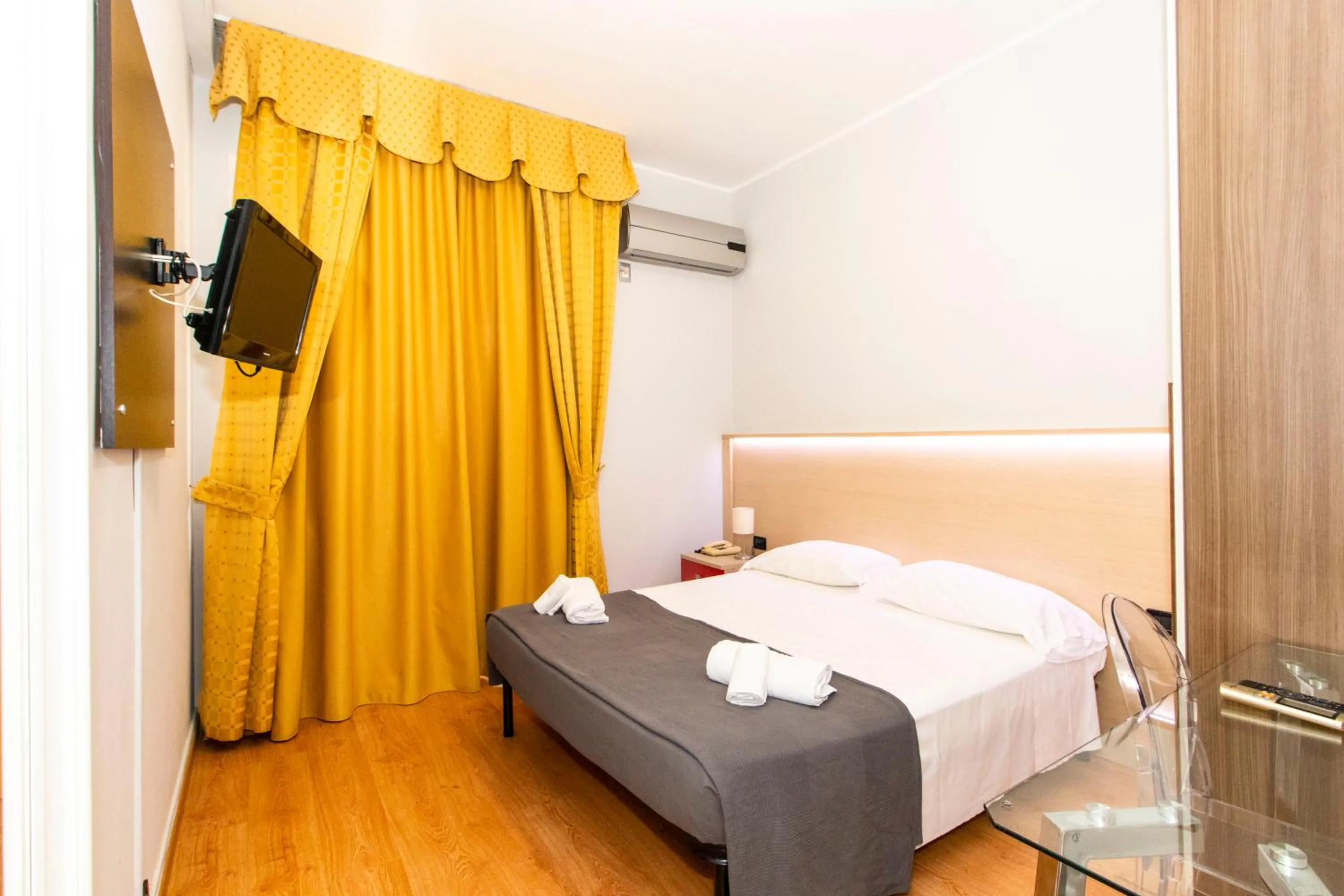 Photo of the whole room, Bed in Hotel Cristallo Torino