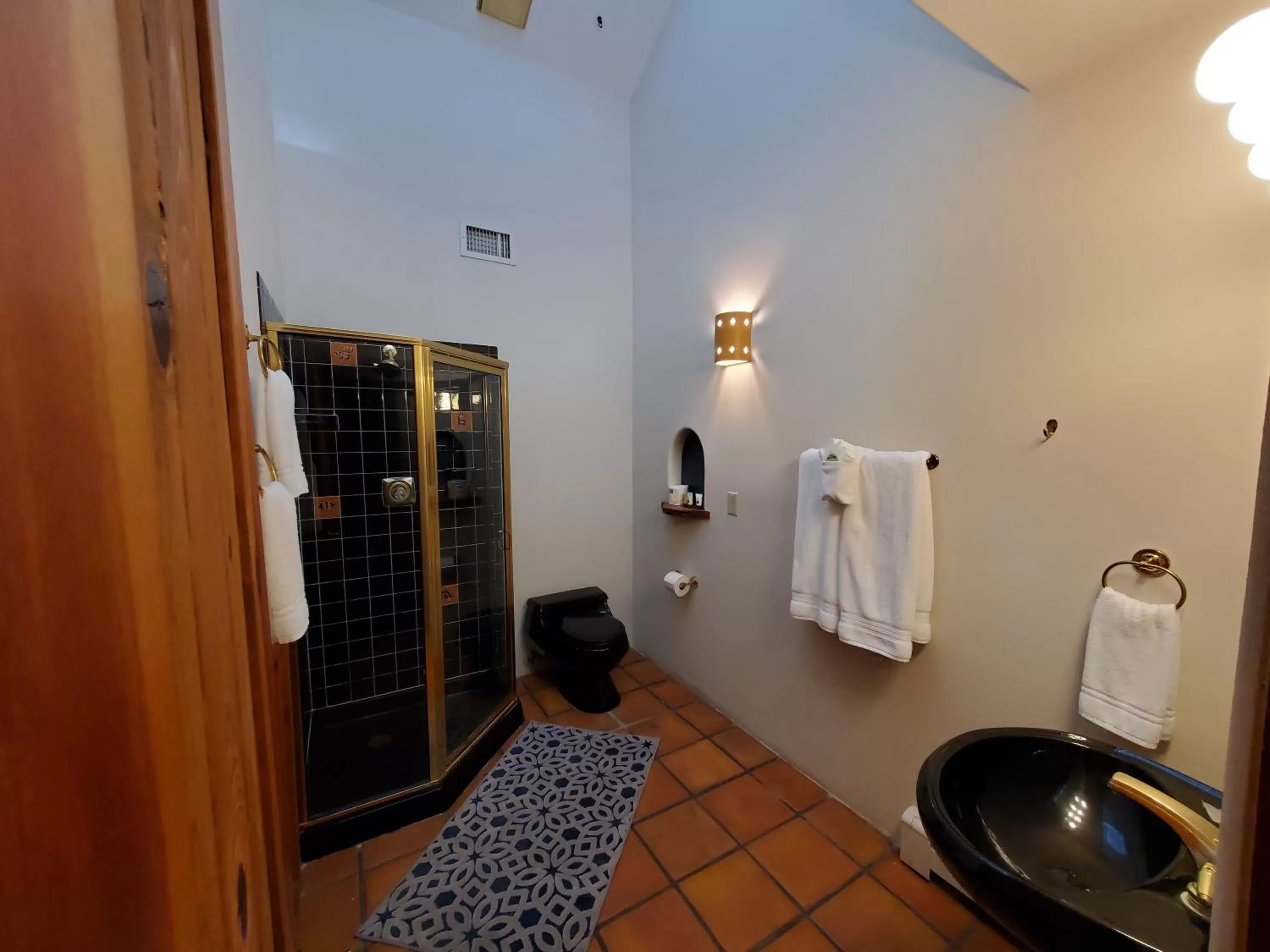 Bathroom in Casas de Suenos Old Town Historic Inn, an Ascend Collection Hotel