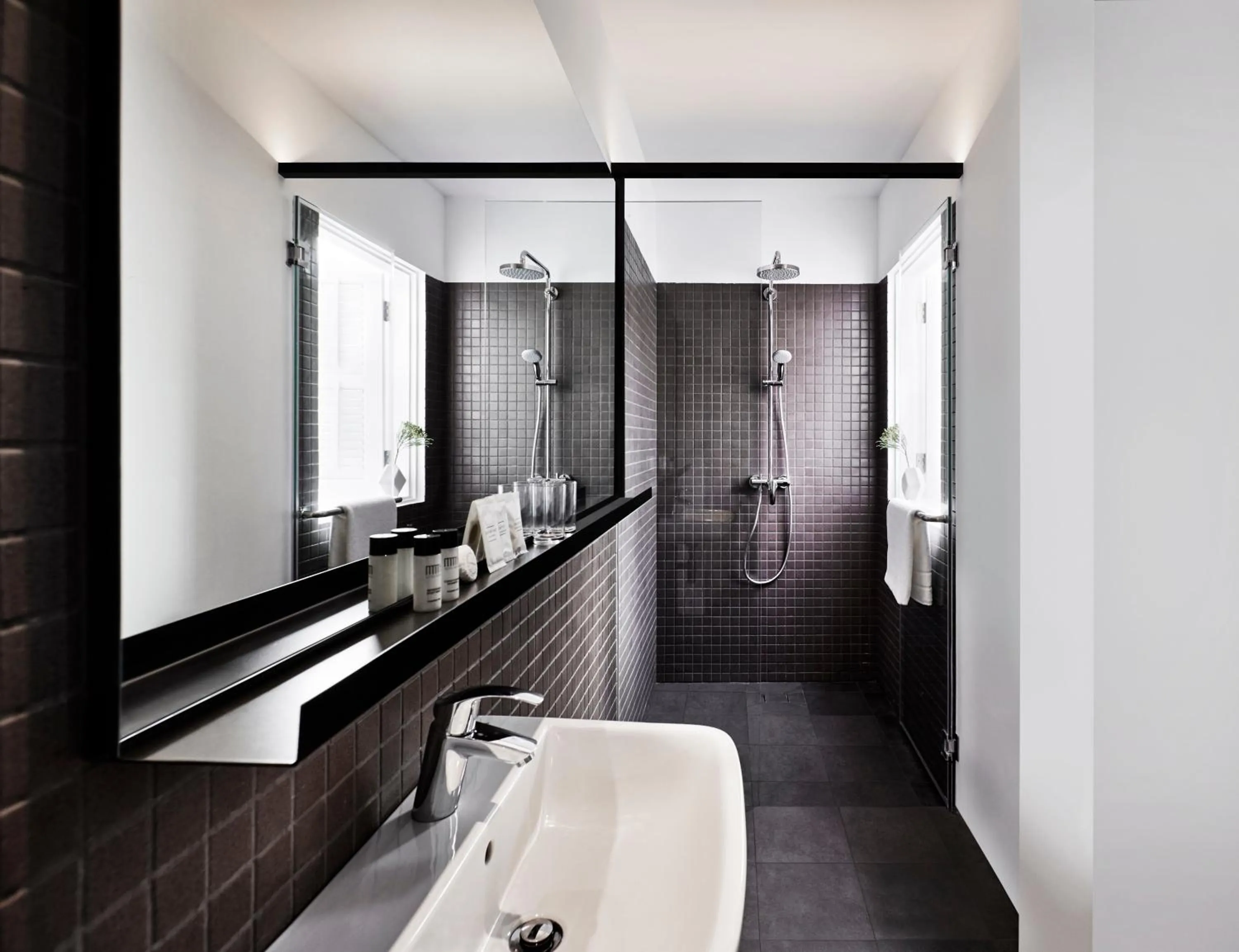 Shower in Hotel Mono