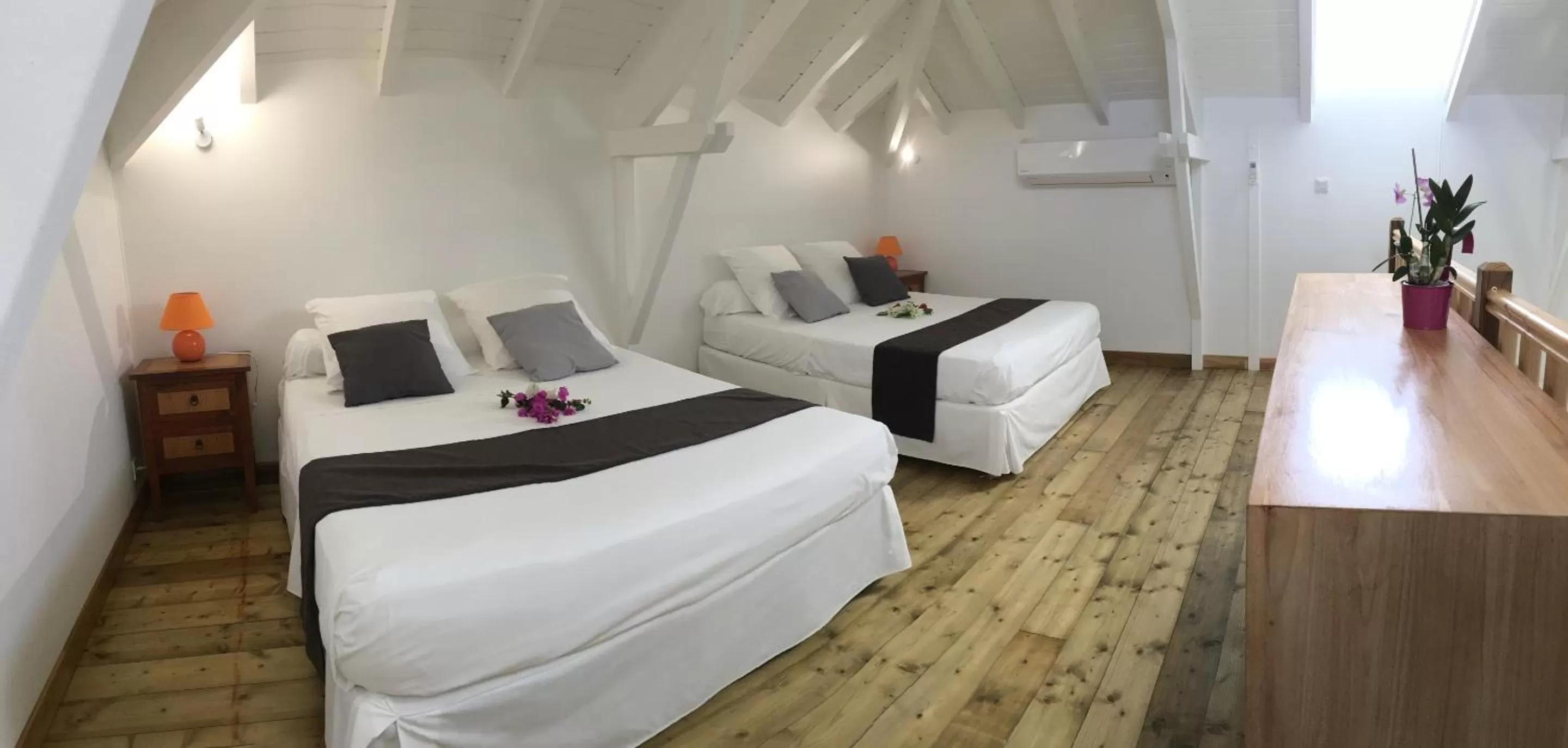 Bedroom, Bed in Chambres d'hôtes et villas chez Flo