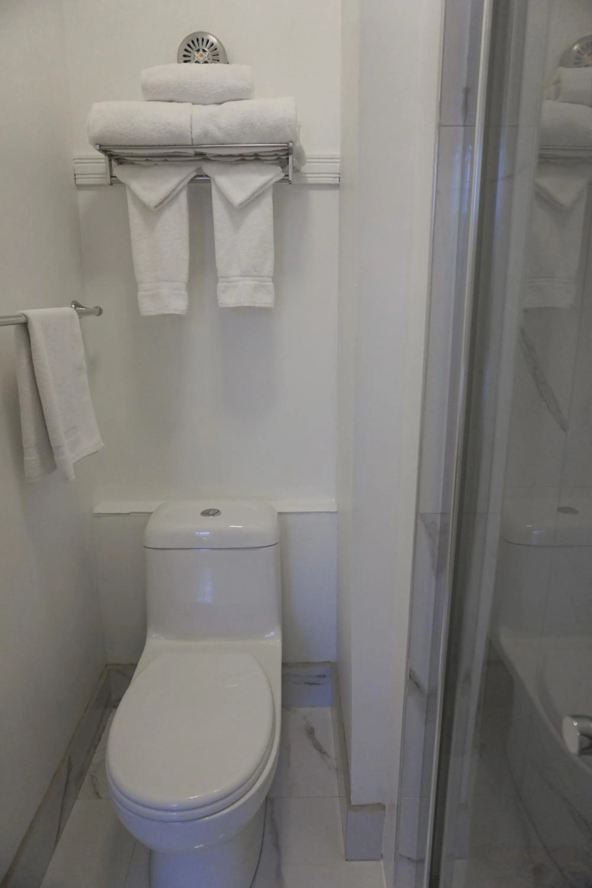 Toilet in Hôtel Marie-Rollet