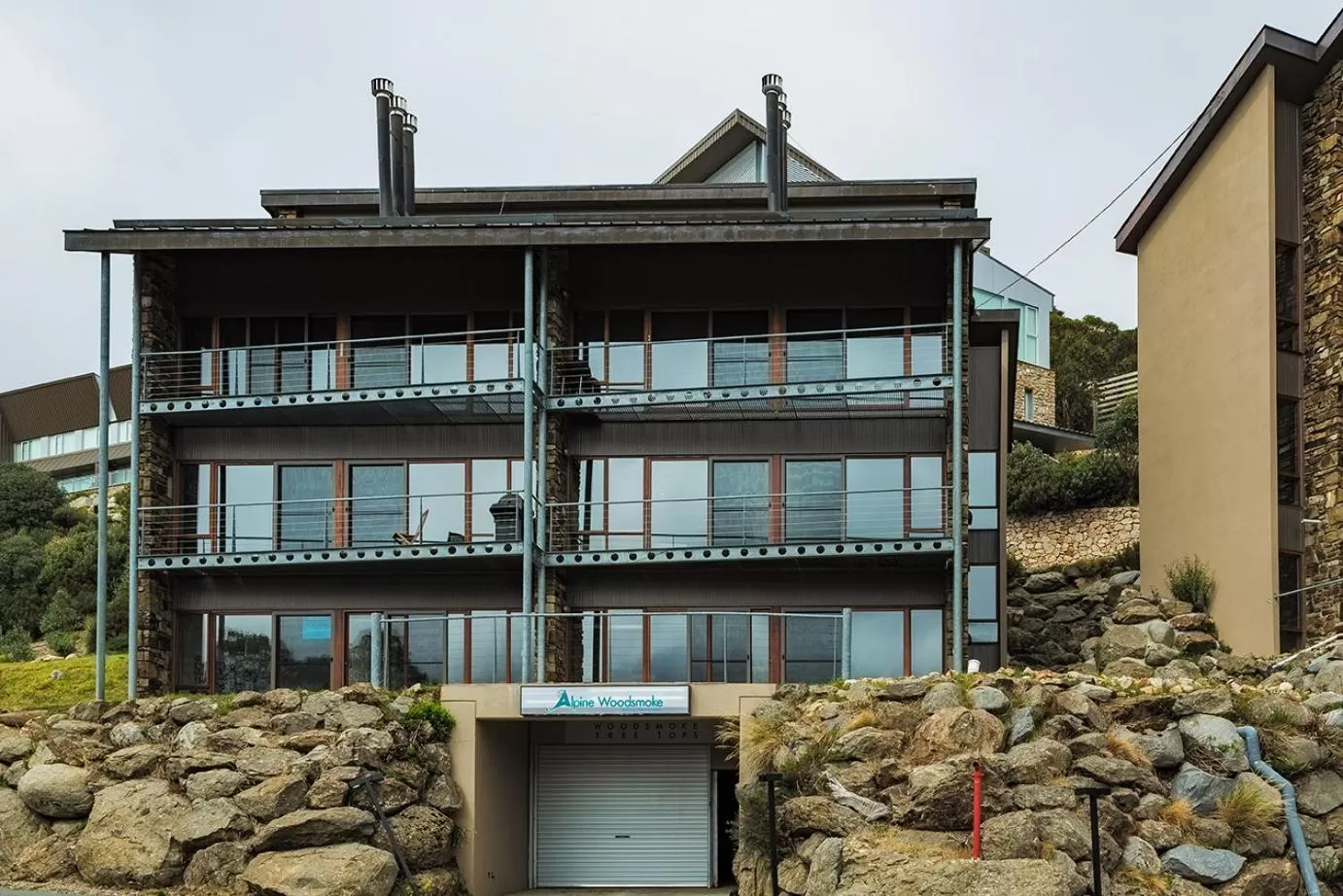 Balcony/Terrace, Property Building in Alpine Woodsmoke Apartments