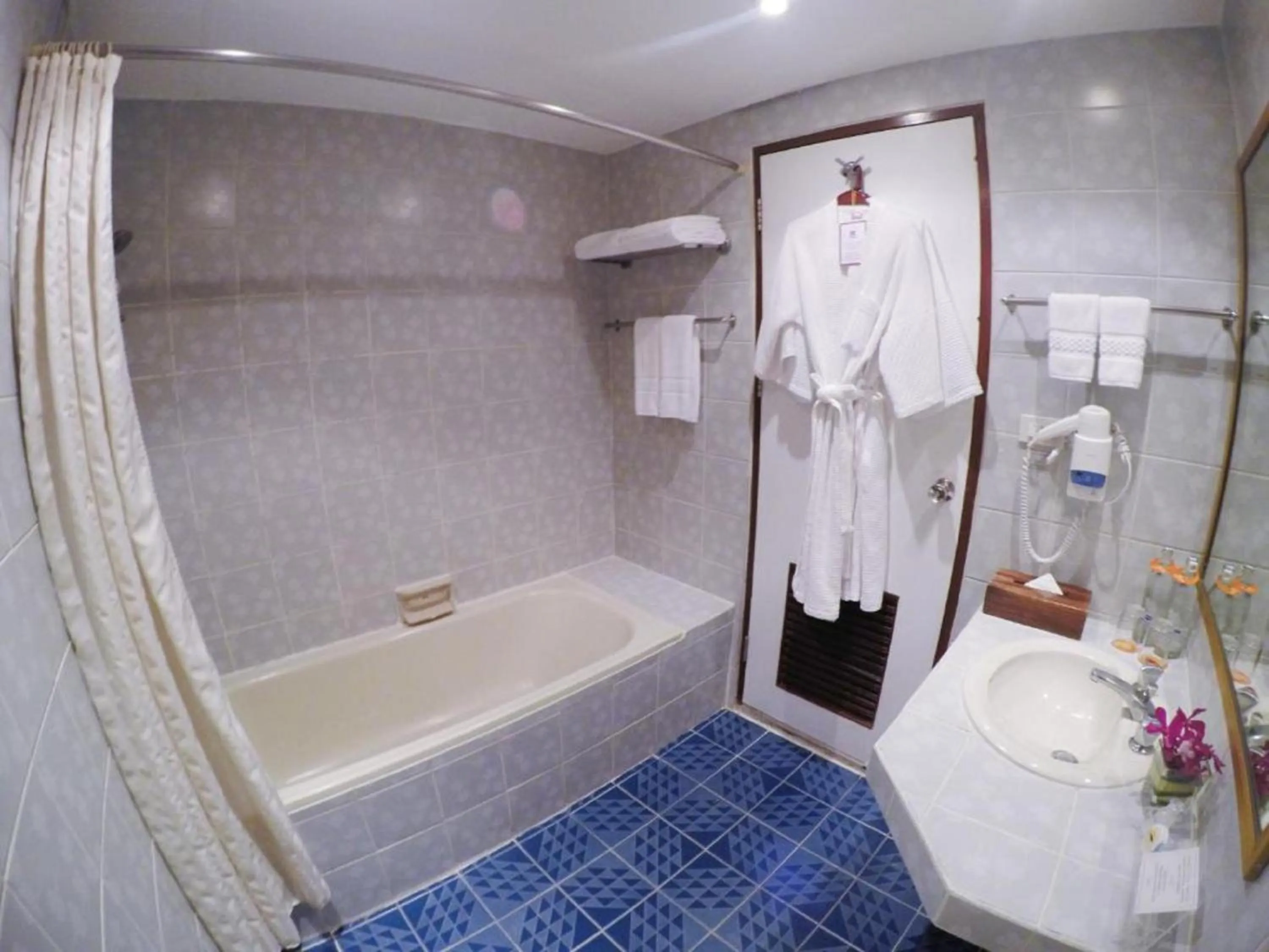 Shower in City Lodge Bangkok