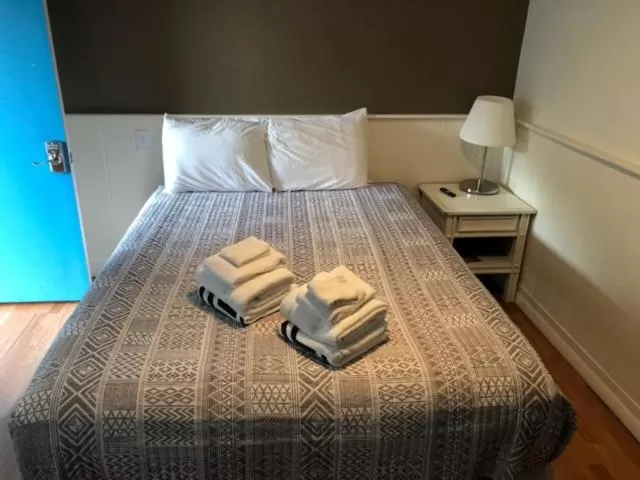 Bed in Herring Run Motel and Tiny Cabins