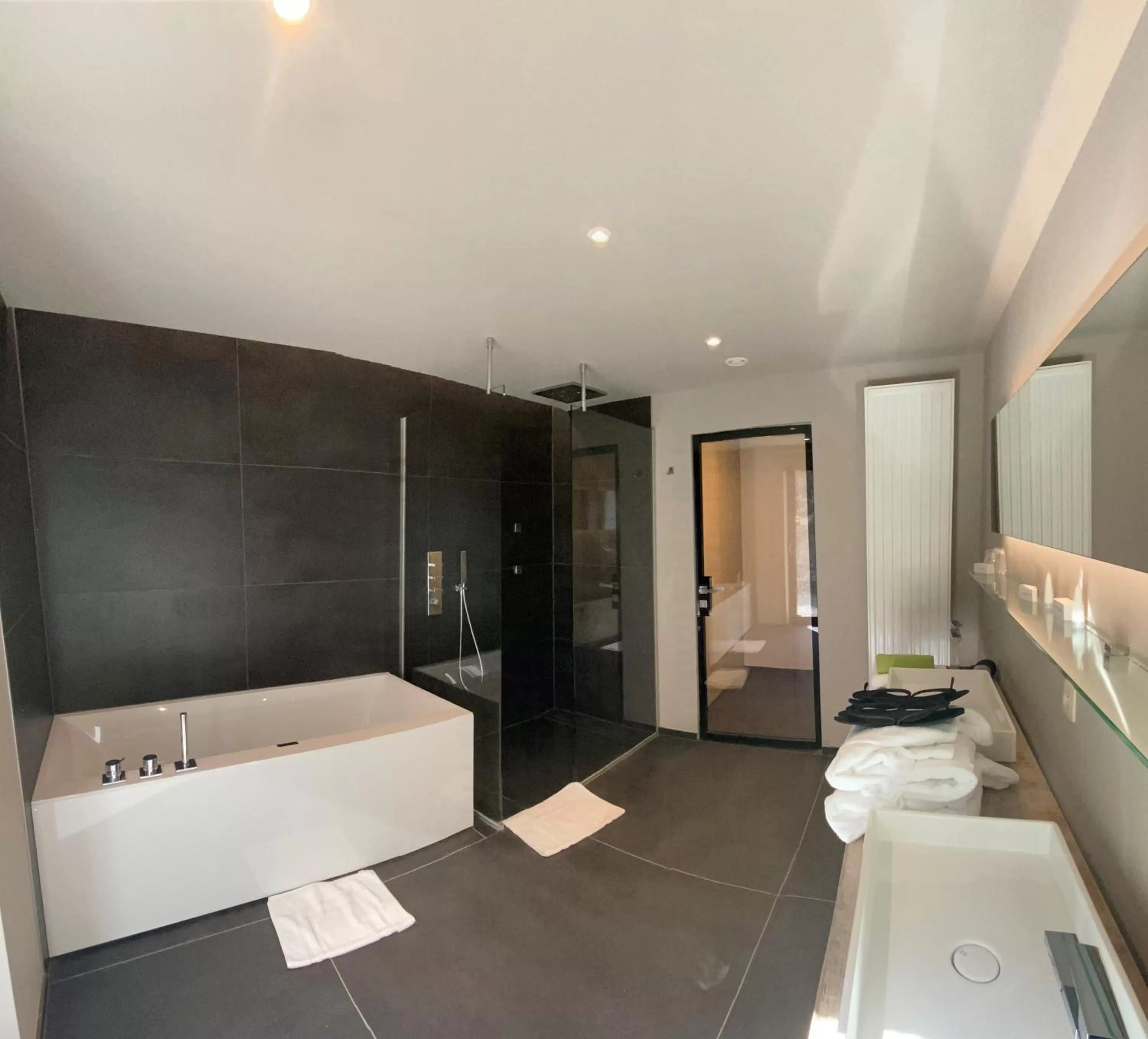 Bathroom in Hôtel WELLNESS EAU DE ROCHE Durbuy