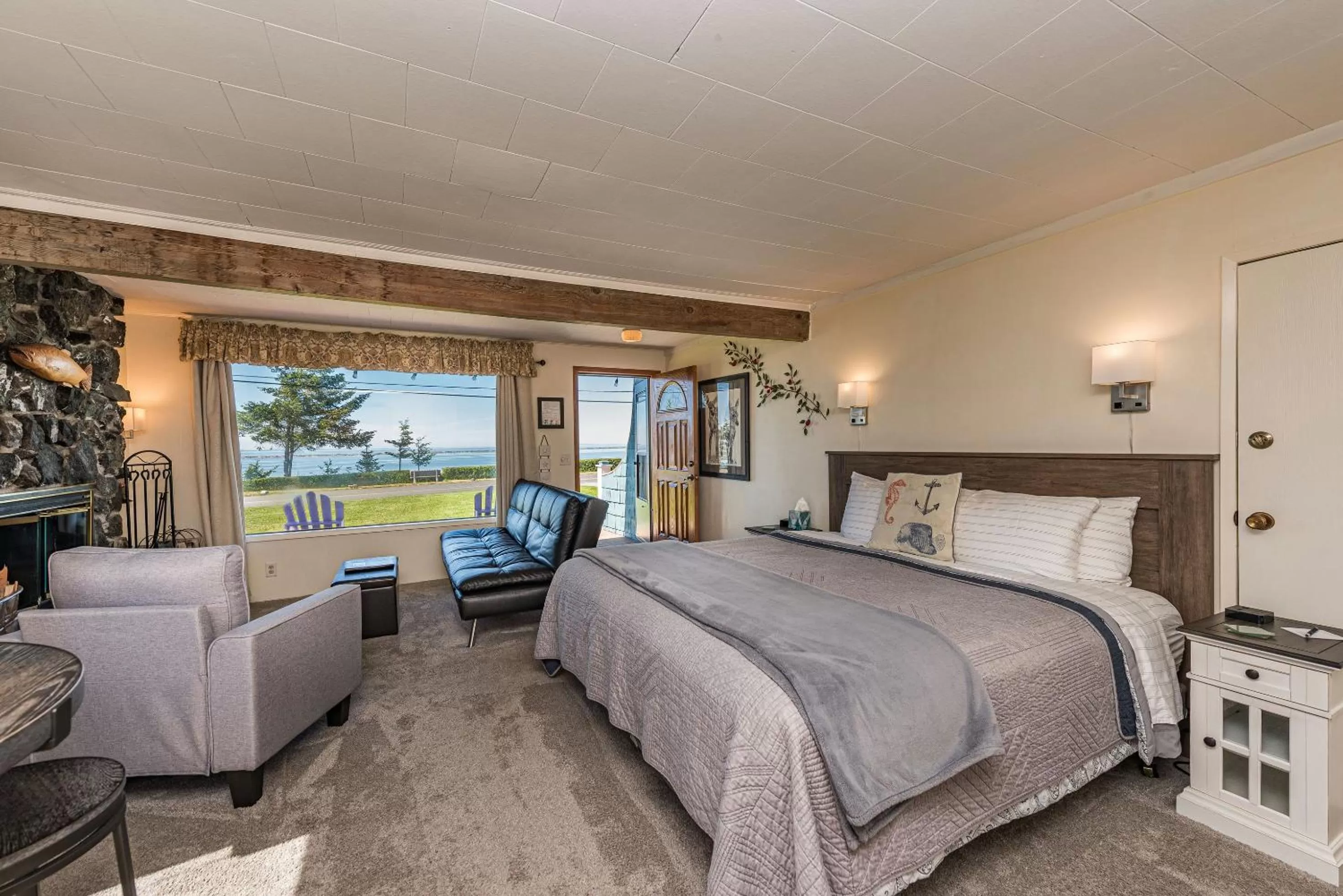 Living room, Bed in Juan de Fuca Waterfront Hotel & Cottages