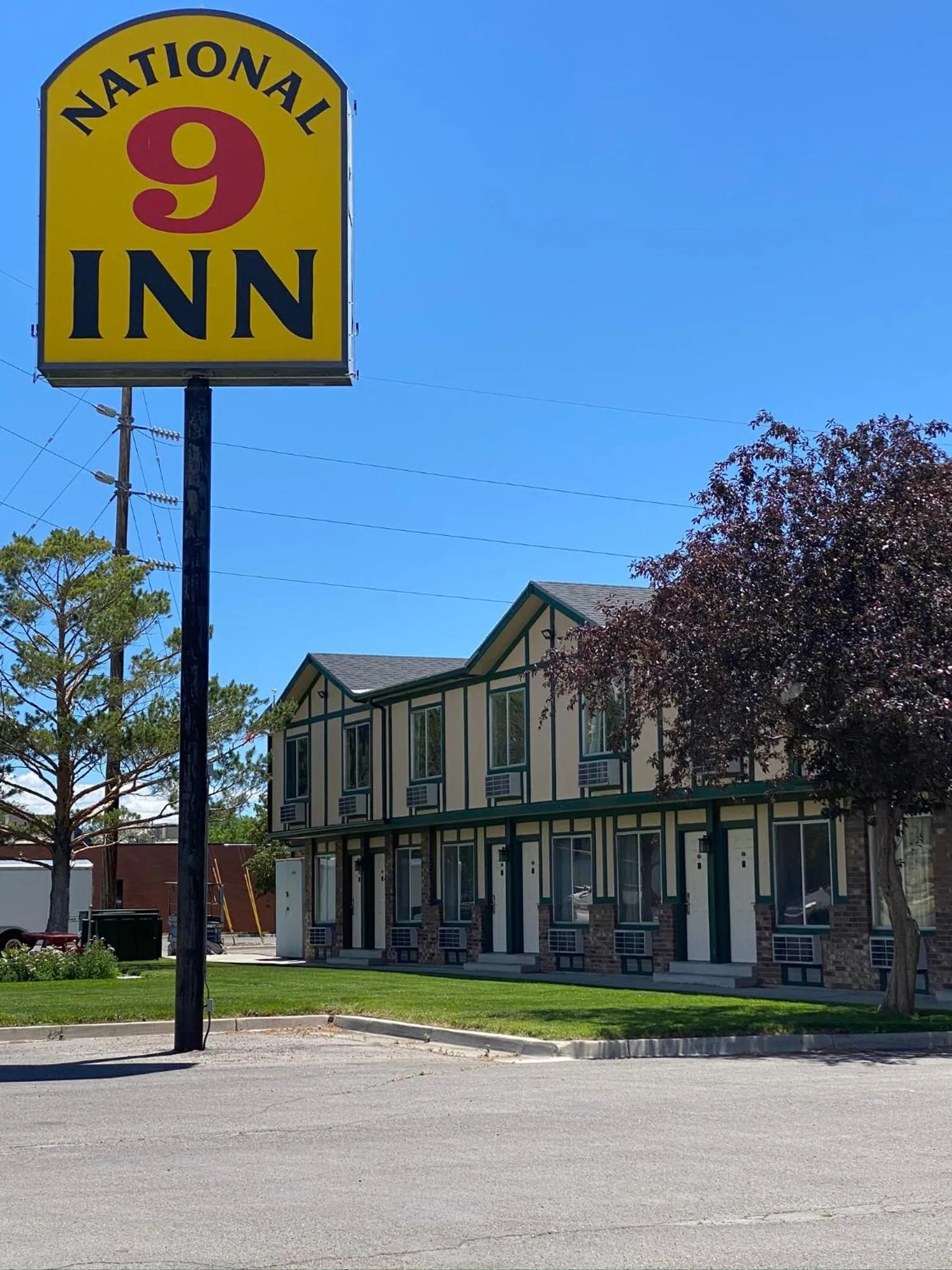 Facade/entrance in National 9 Inn Price