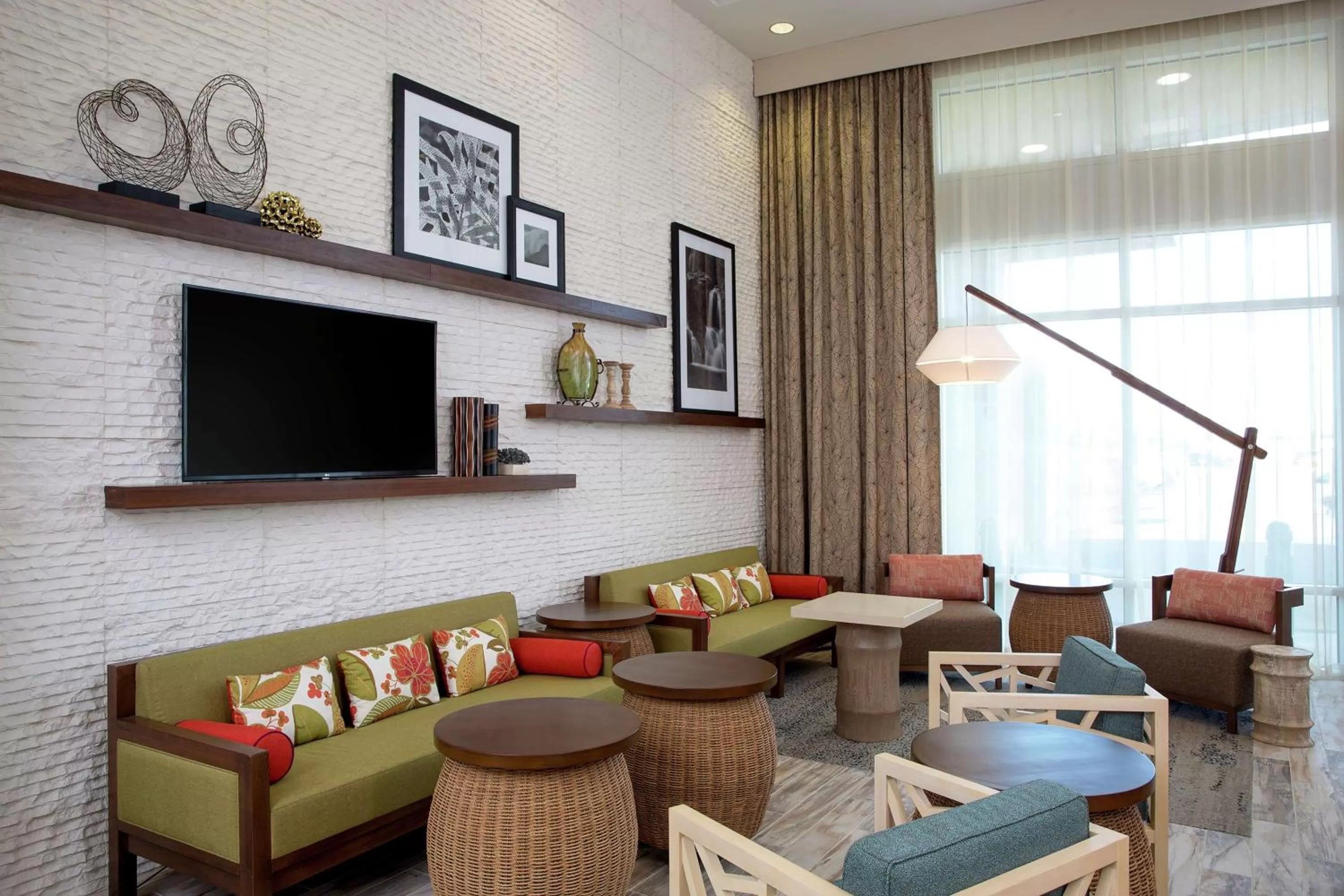 Communal lounge/ TV room in Hampton Inn & Suites Oahu Kapolei - FREE Parking - No Resort Fee