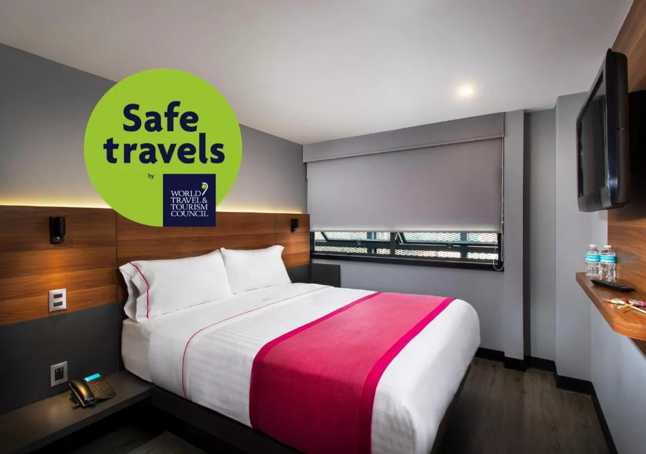 Bed in Hotel MX aeropuerto CDMX, Trademark Collection by Wyndham