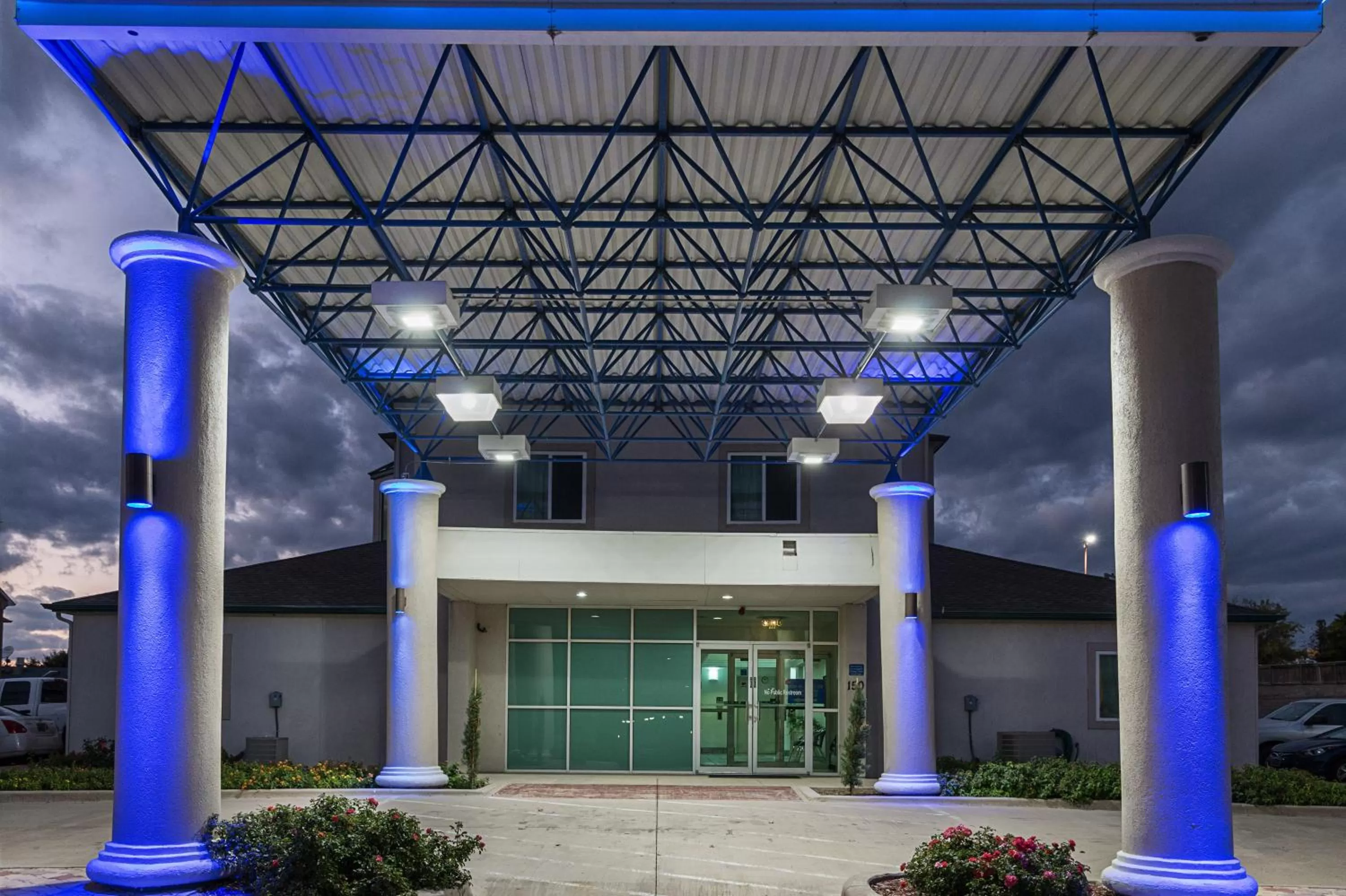 Facade/entrance in Motel 6-Weatherford, TX