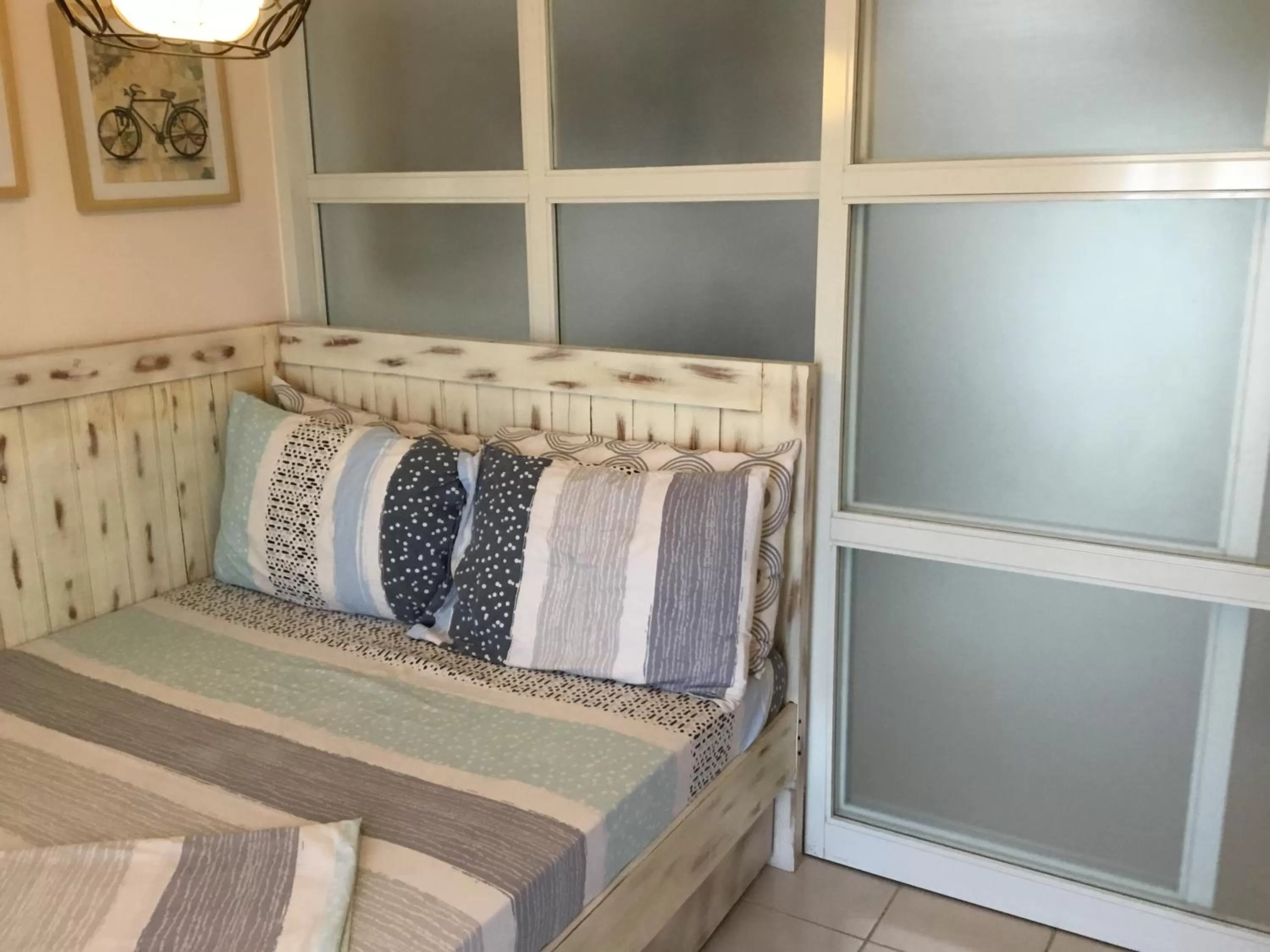 Bed in Condo with Free Swimming Pool & Viewing Deck