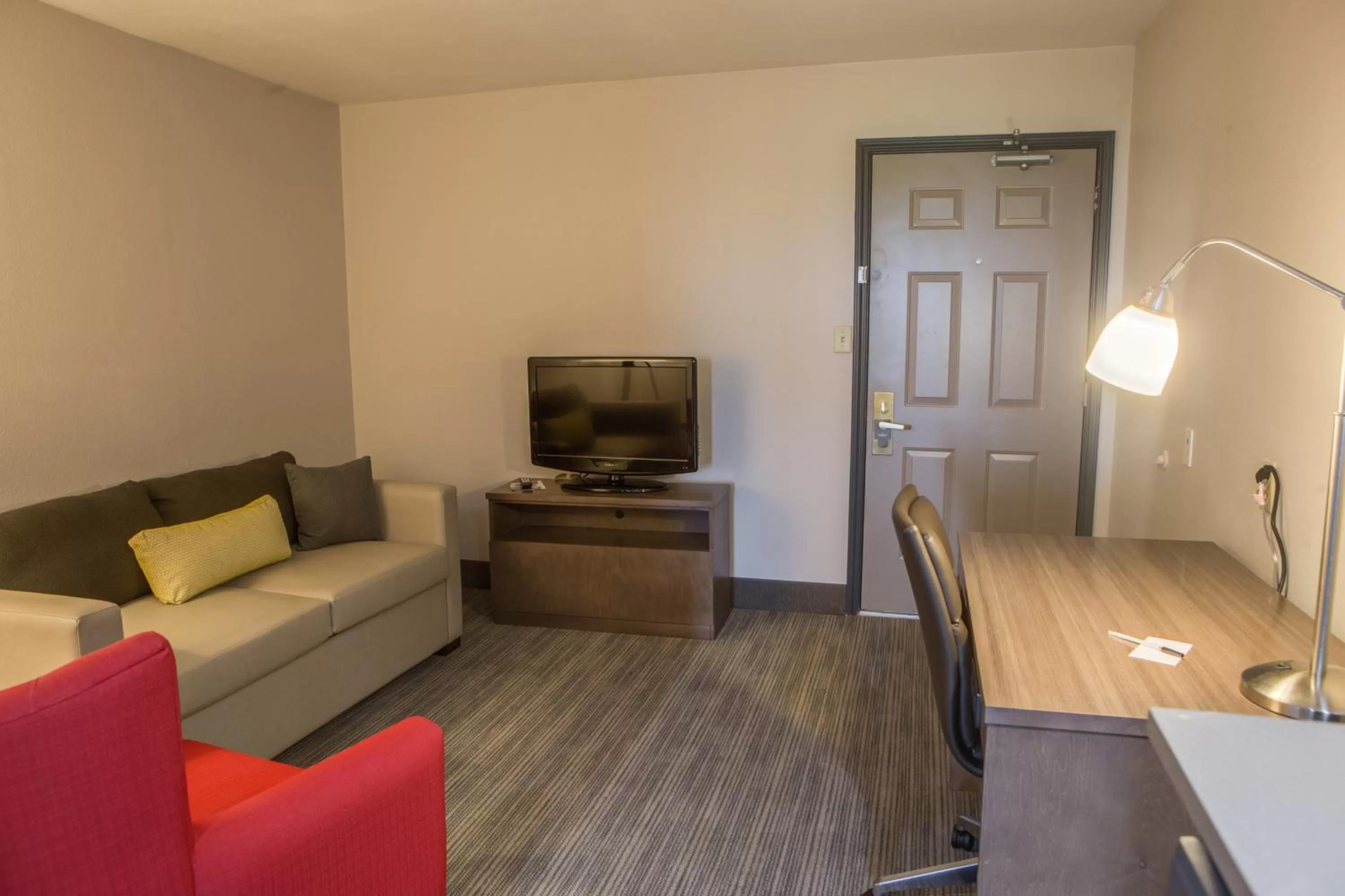 Living room in Country Inn & Suites by Radisson, Harlingen, TX
