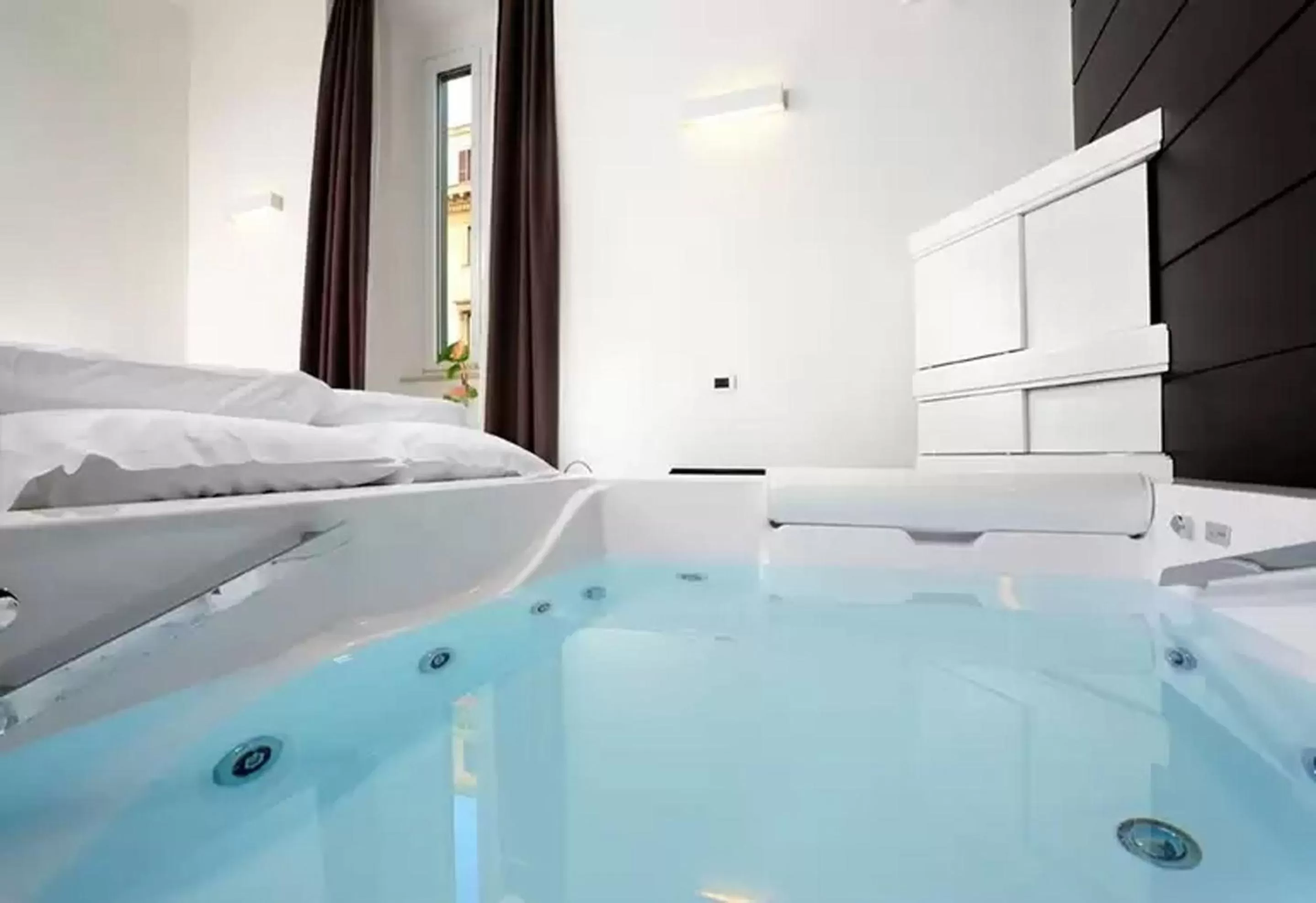 Hot Tub, Bed in Navona Stay