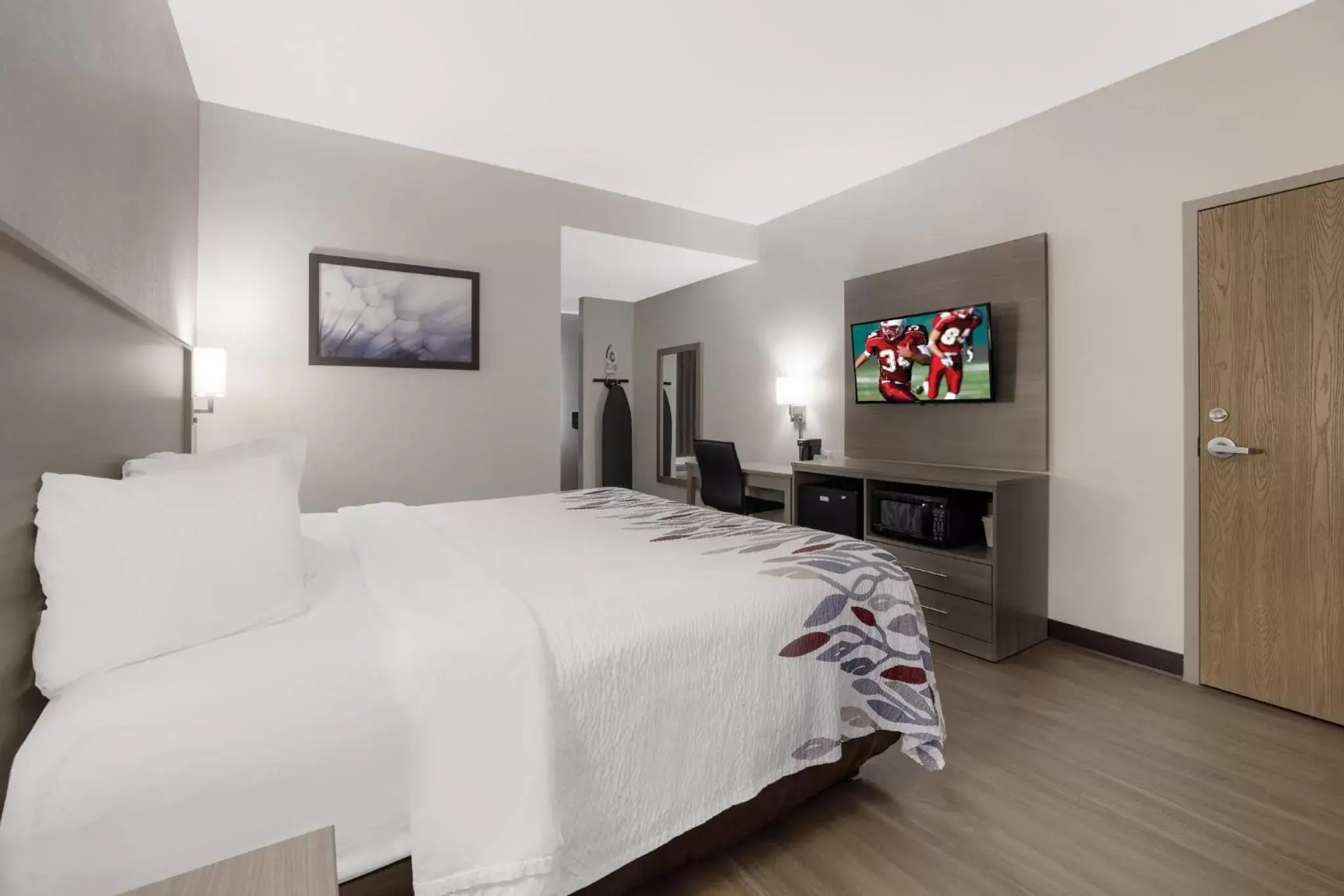 Superior King Room Disability Access Roll-In Shower Non-Smoking in Red Roof Inn Weedsport Superior King Room Disability Access Roll-In Shower Non-Smoking in Red Roof Inn Weedsport