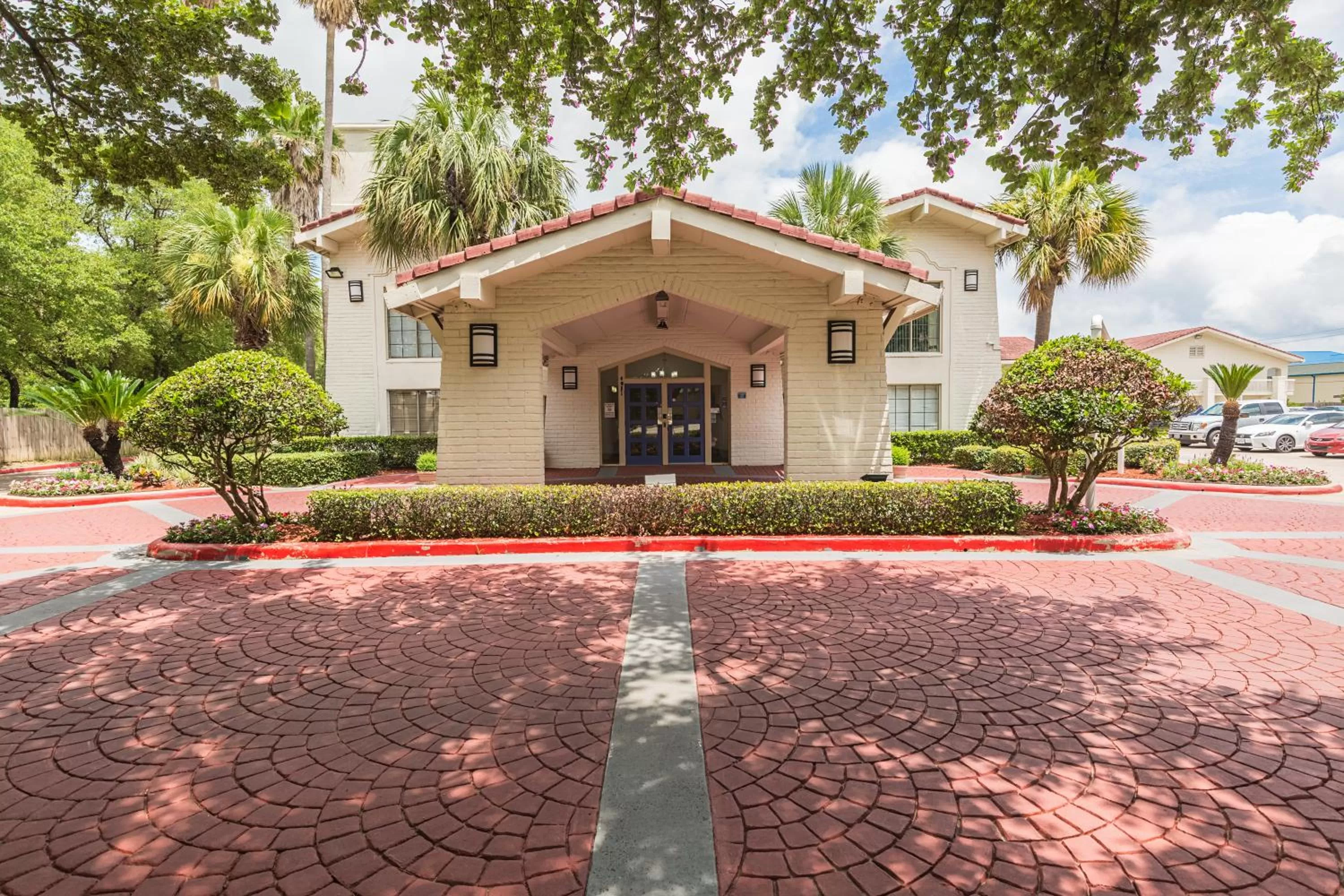 Property building in Studio 6 Baytown, Tx - Garth Road