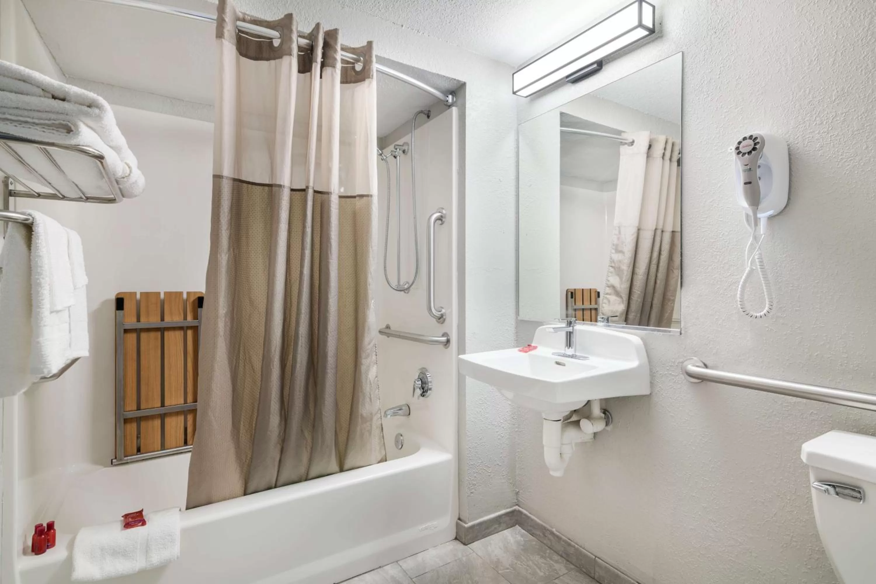 Queen Room with Bath Tub - Disability Access in SureStay Hotel by Best Western Lewiston