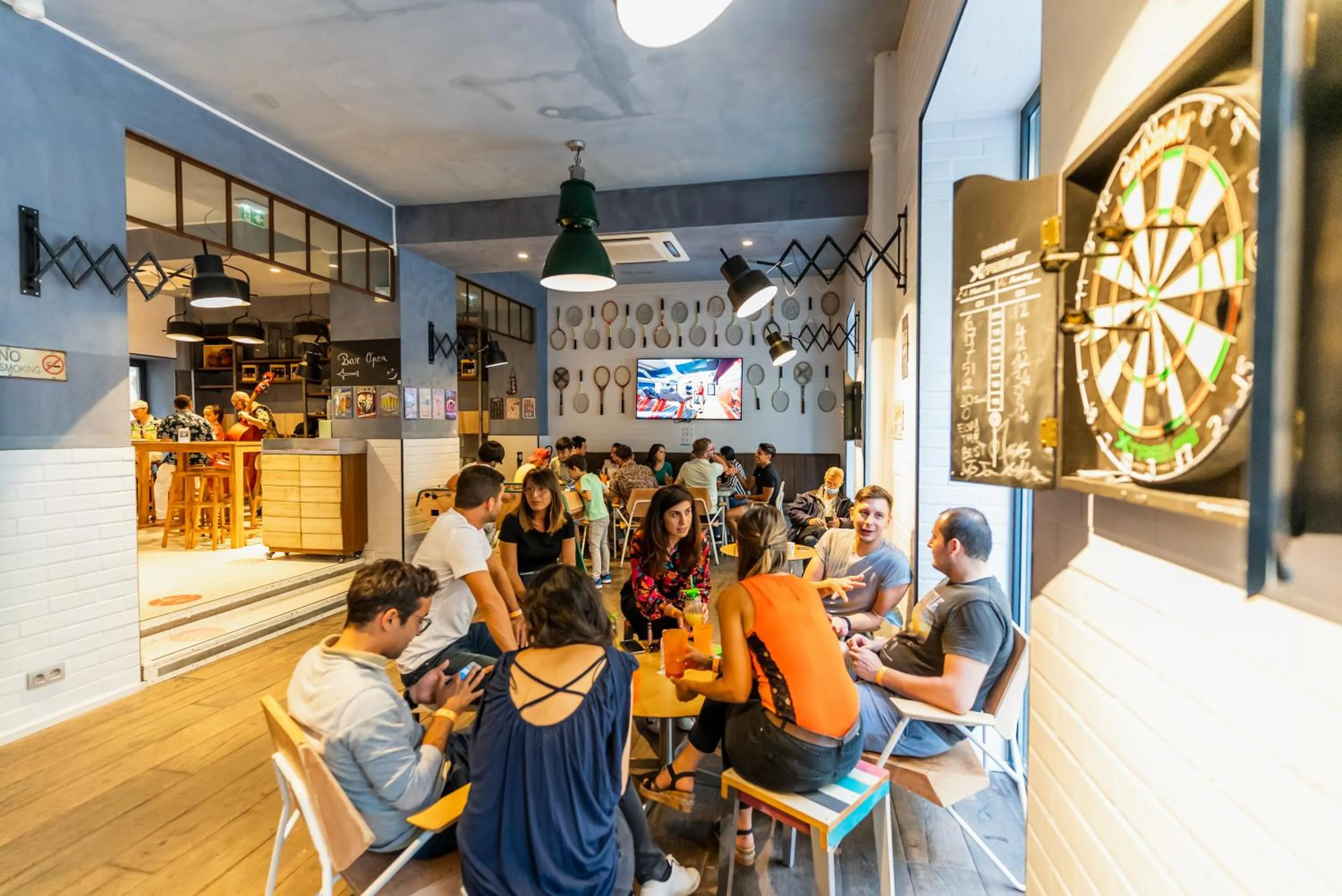 People in Hôtel Ozz by Happyculture