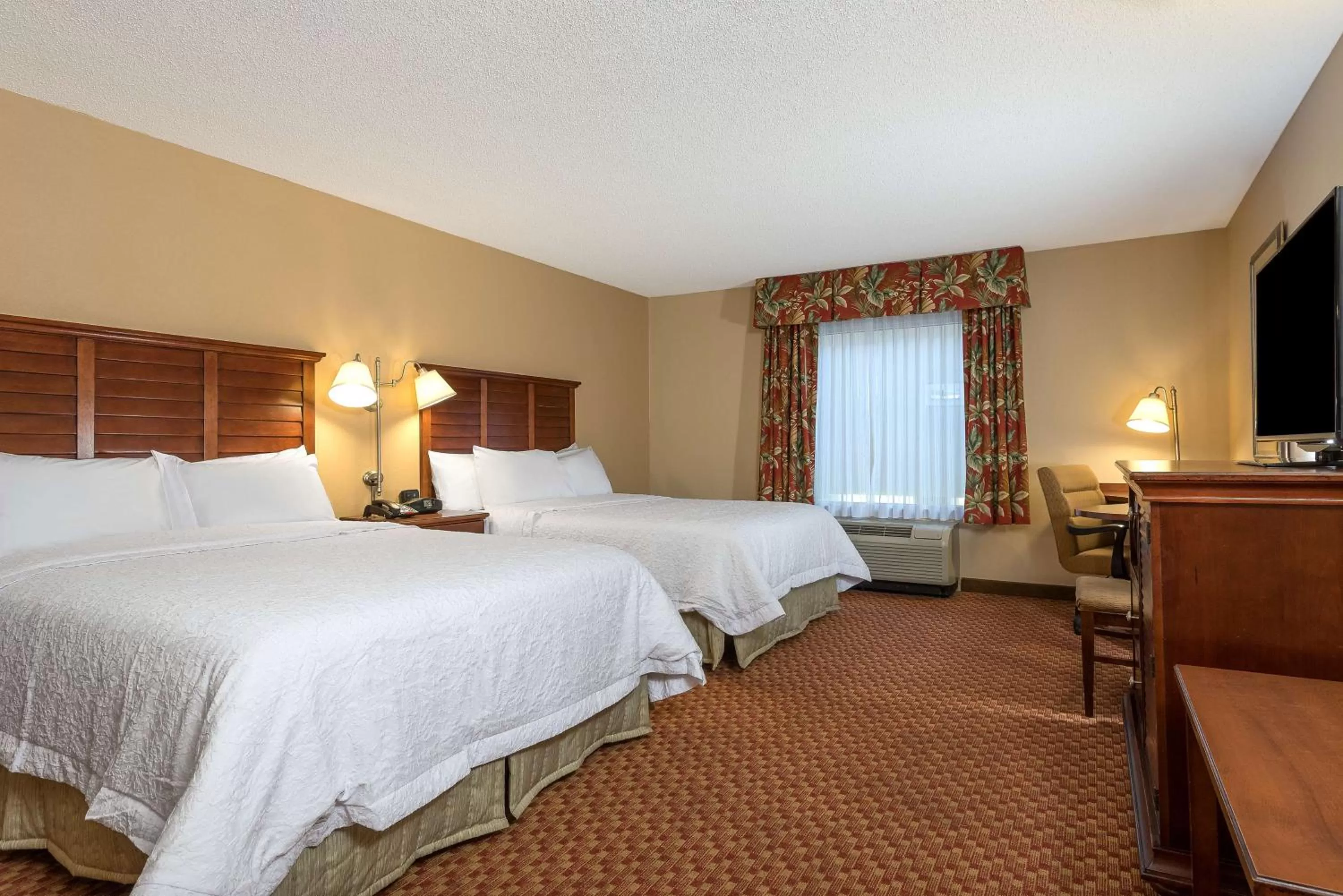 Bed in Hampton Inn & Suites Florence-North-I-95