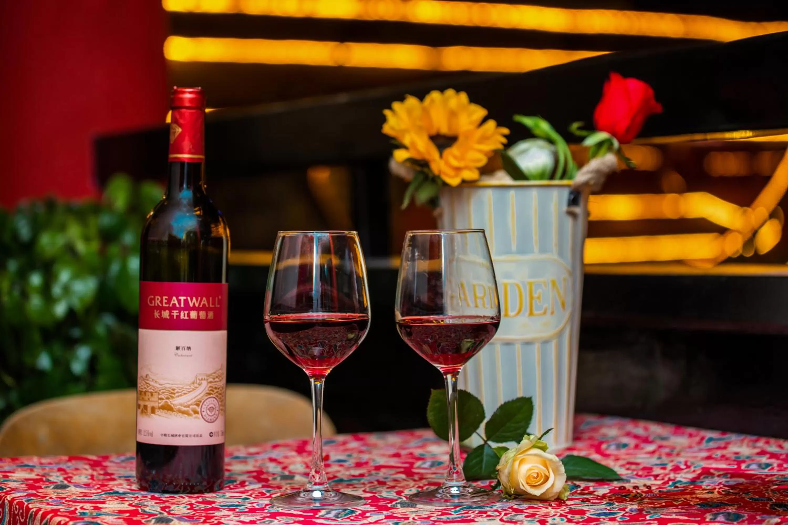 Night in Wenjun Courtyard Hotel---3mins walk from Tonghuimen metro station ,next to People`s Park, fluent English service ,travel agency