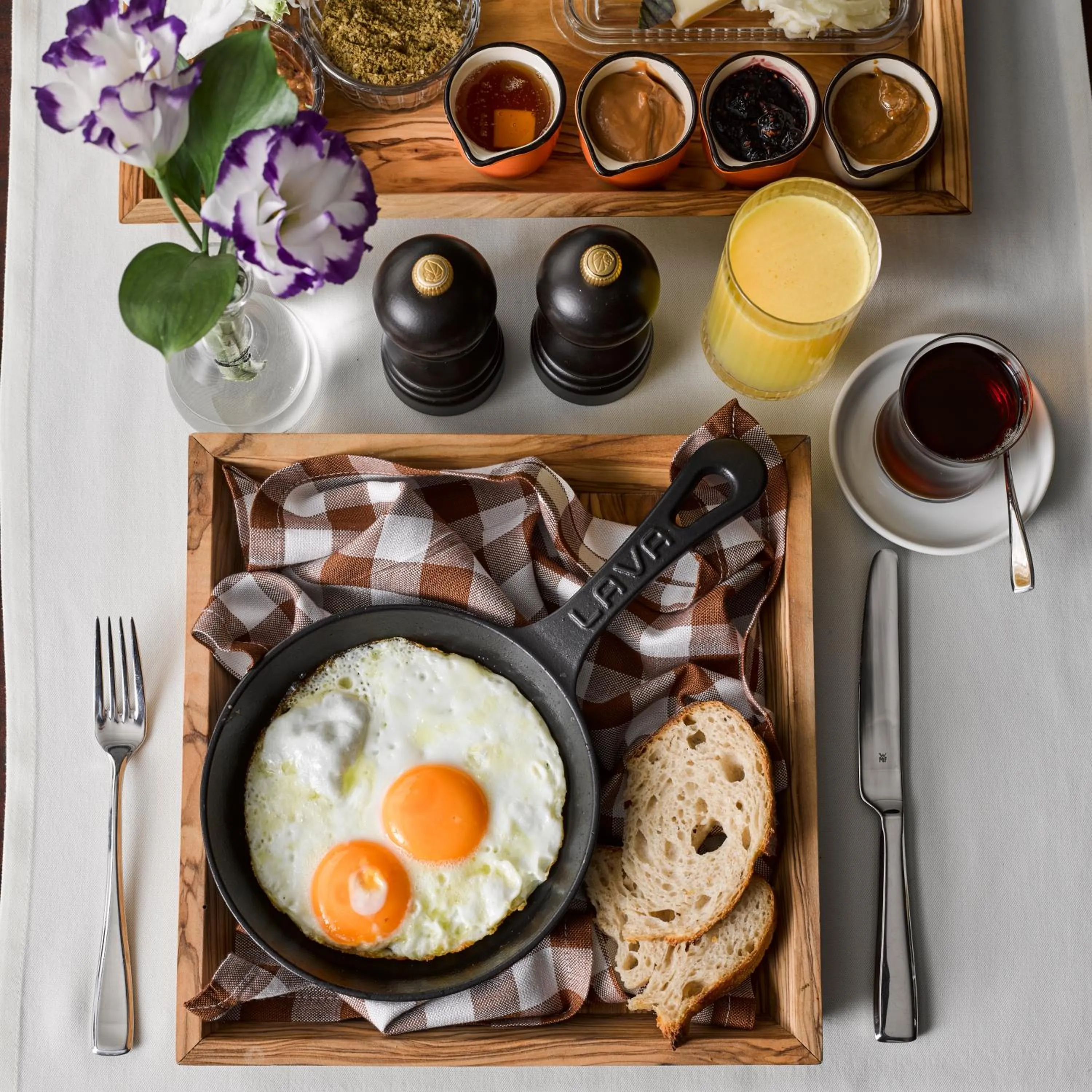 Food and drinks in Georges Hotel Galata