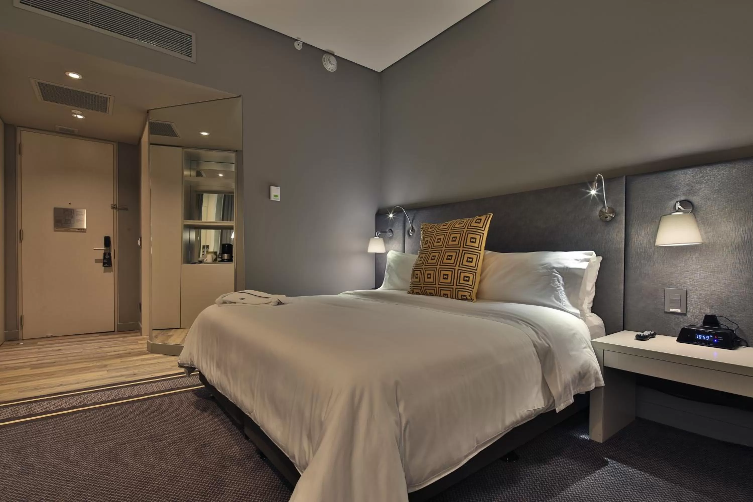 Photo of the whole room, Bed in Movich Buró 51