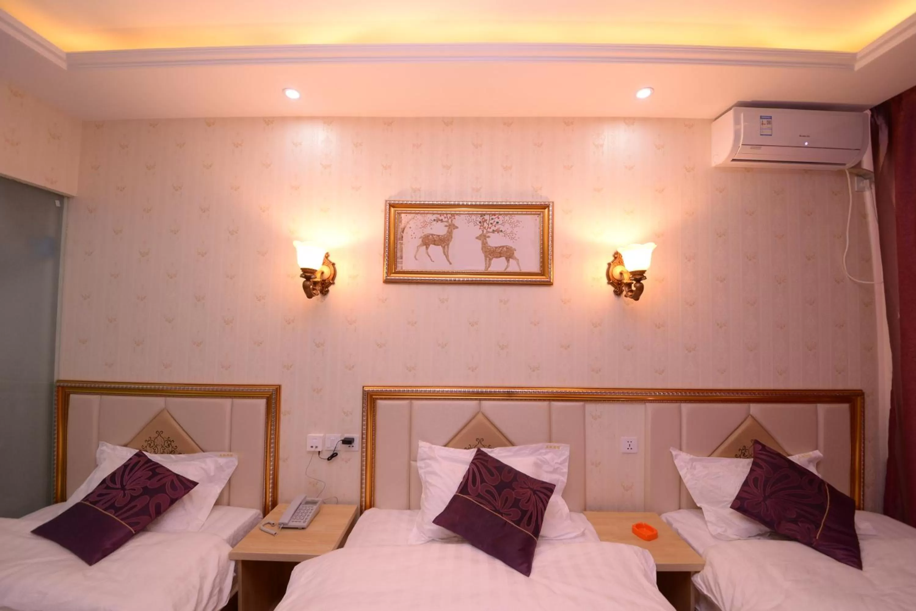 Photo of the whole room, Bed in XinQihang Hotel Harbin Taiping Airport