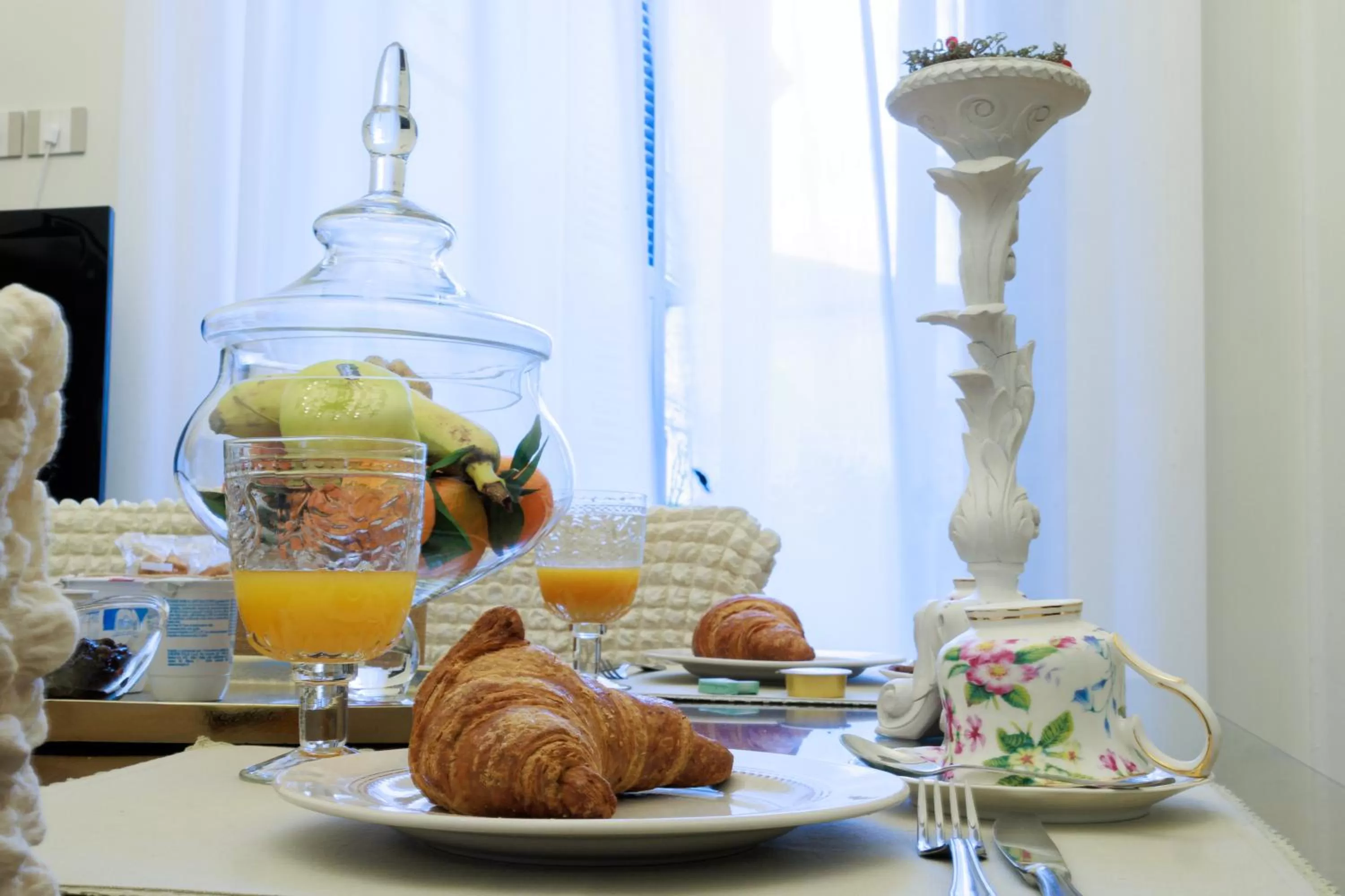 Communal lounge/ TV room, Breakfast in B&B CORSO VITTORIO