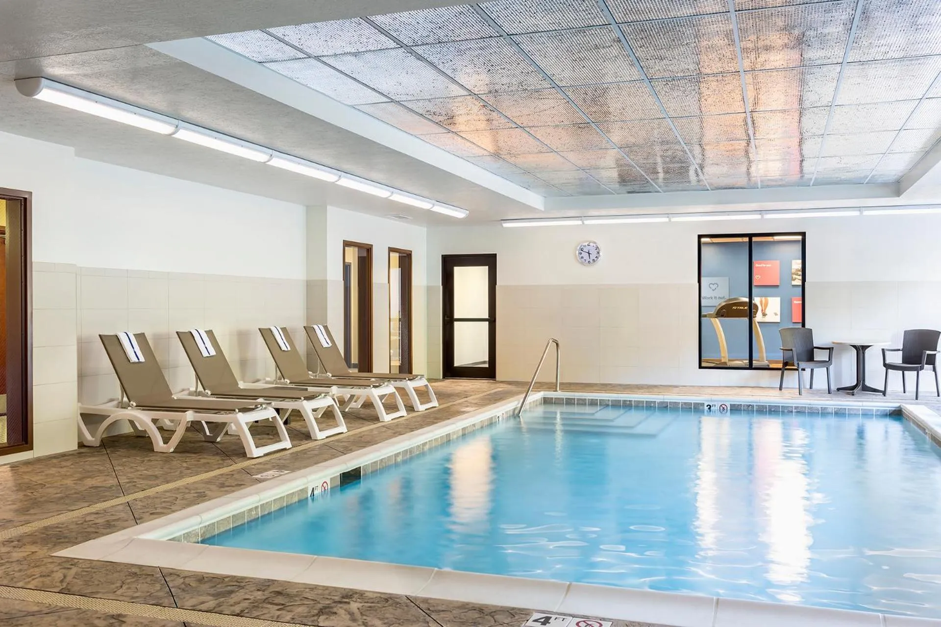 Swimming pool in Comfort Suites Hartville-North Canton