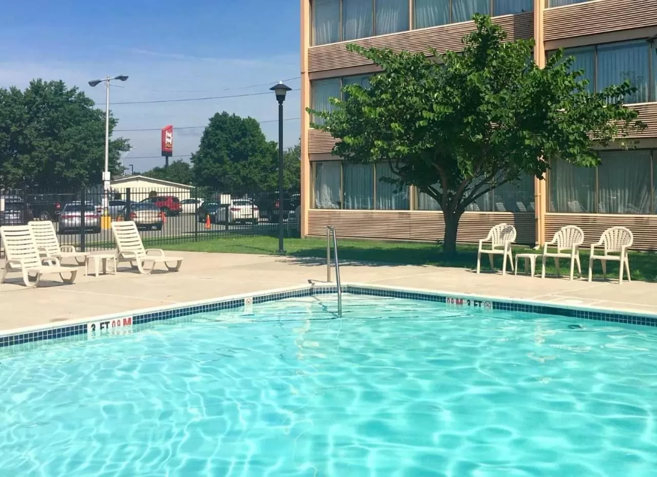 Swimming pool in Quality Hotel Philadelphia Airport