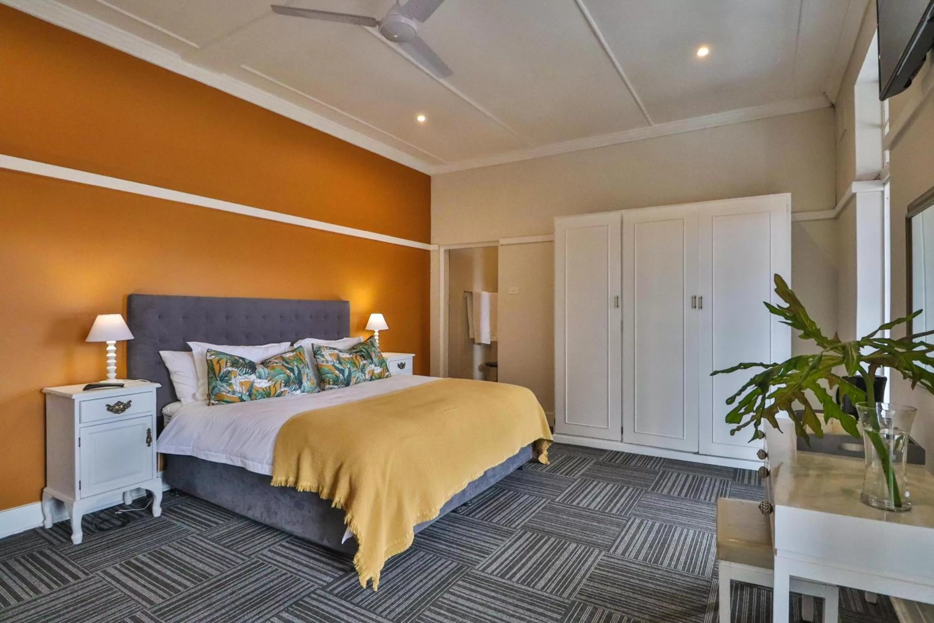 Bedroom, Bed in Thistle Hotel