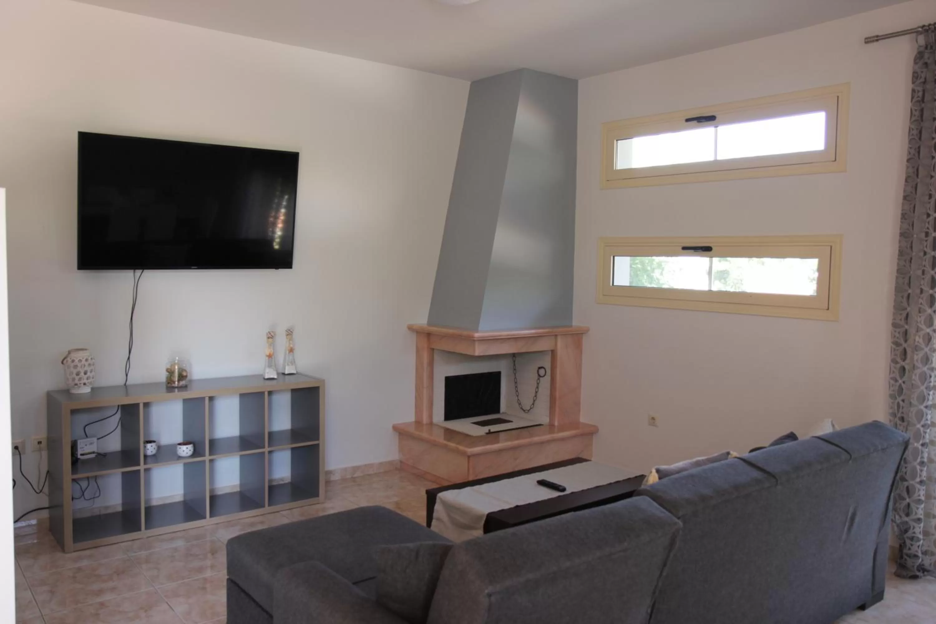 TV and multimedia, TV/Entertainment Center in Platoni Elite