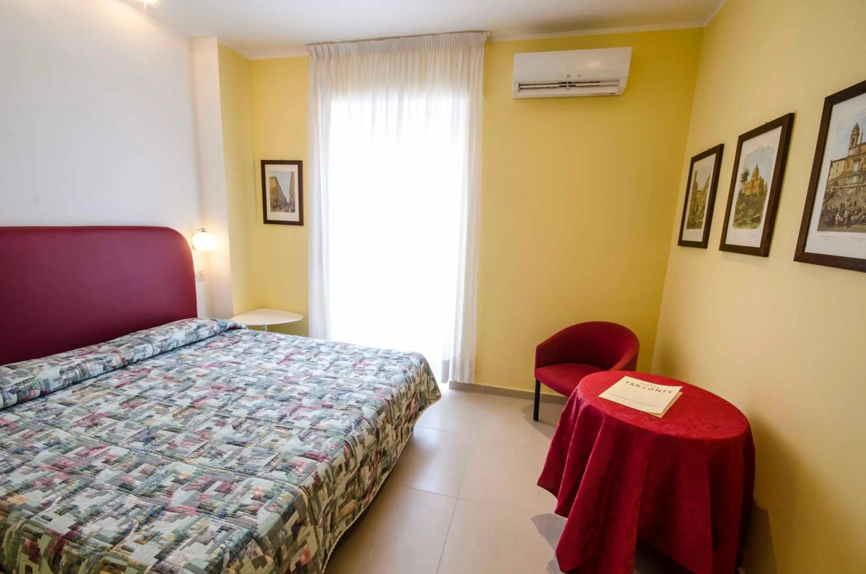 Photo of the whole room, Bed in Hotel Tarconte