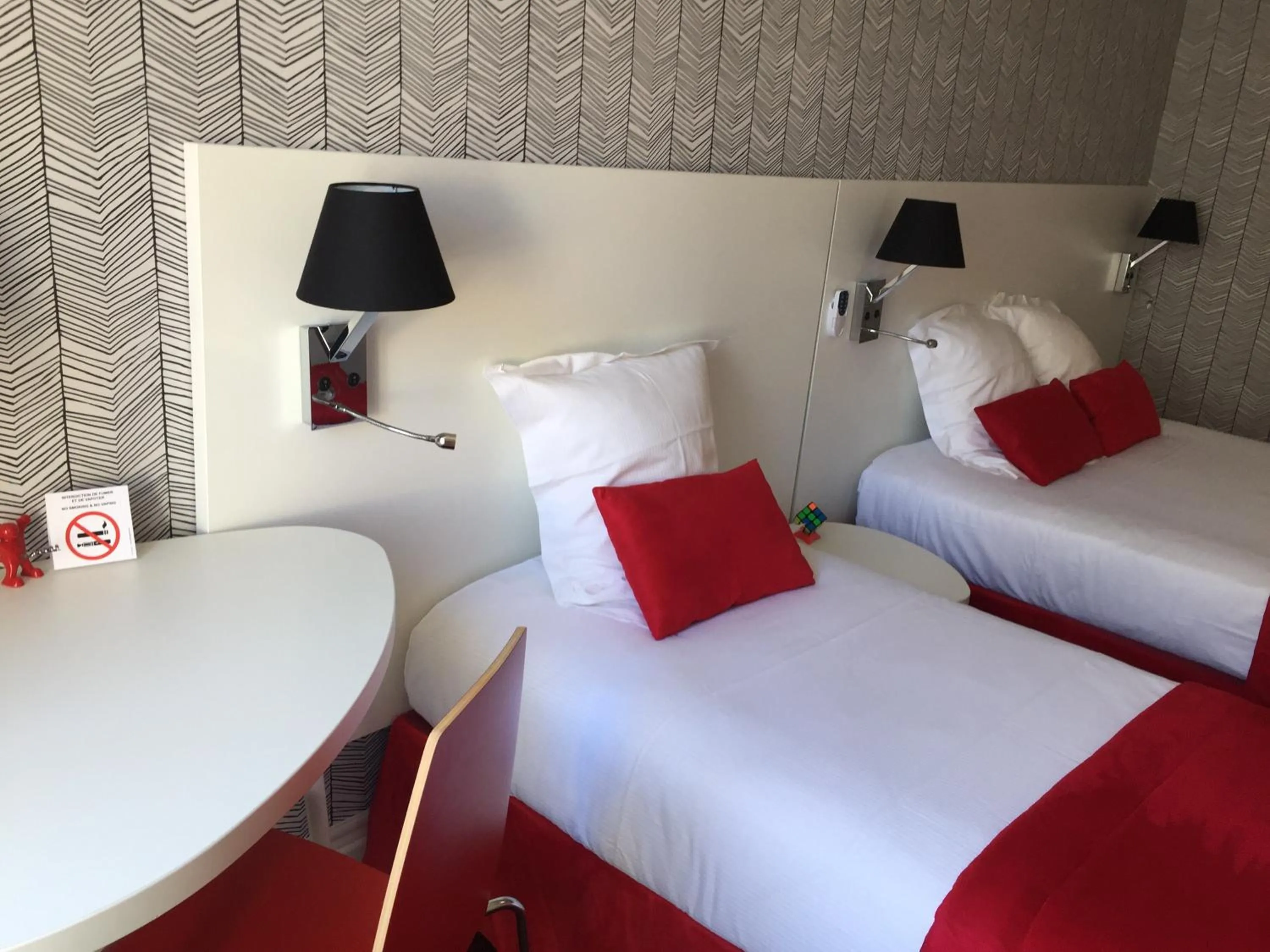 Photo of the whole room, Bed in Hôtel Concorde