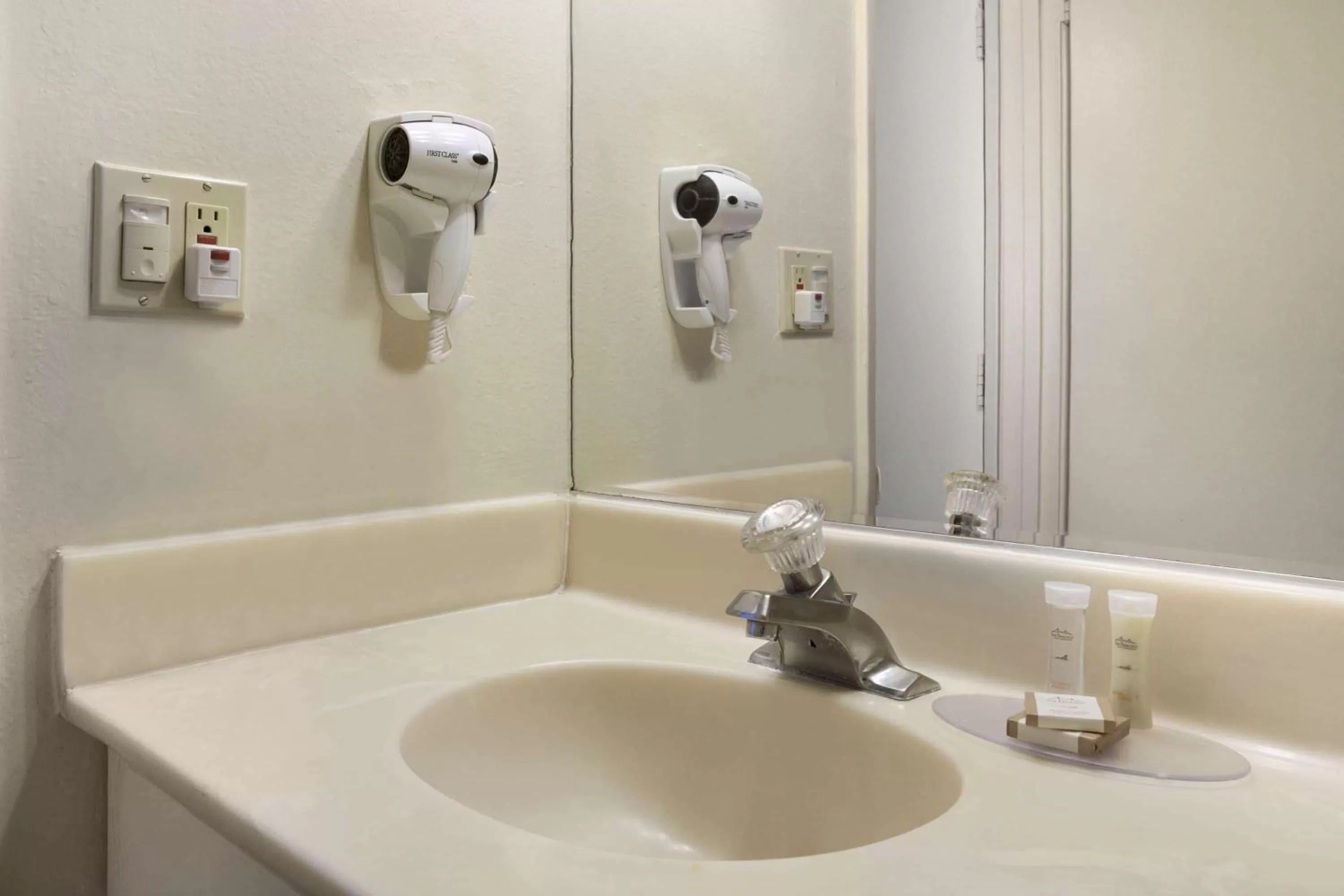 Bathroom in Howard Johnson by Wyndham Buena Park