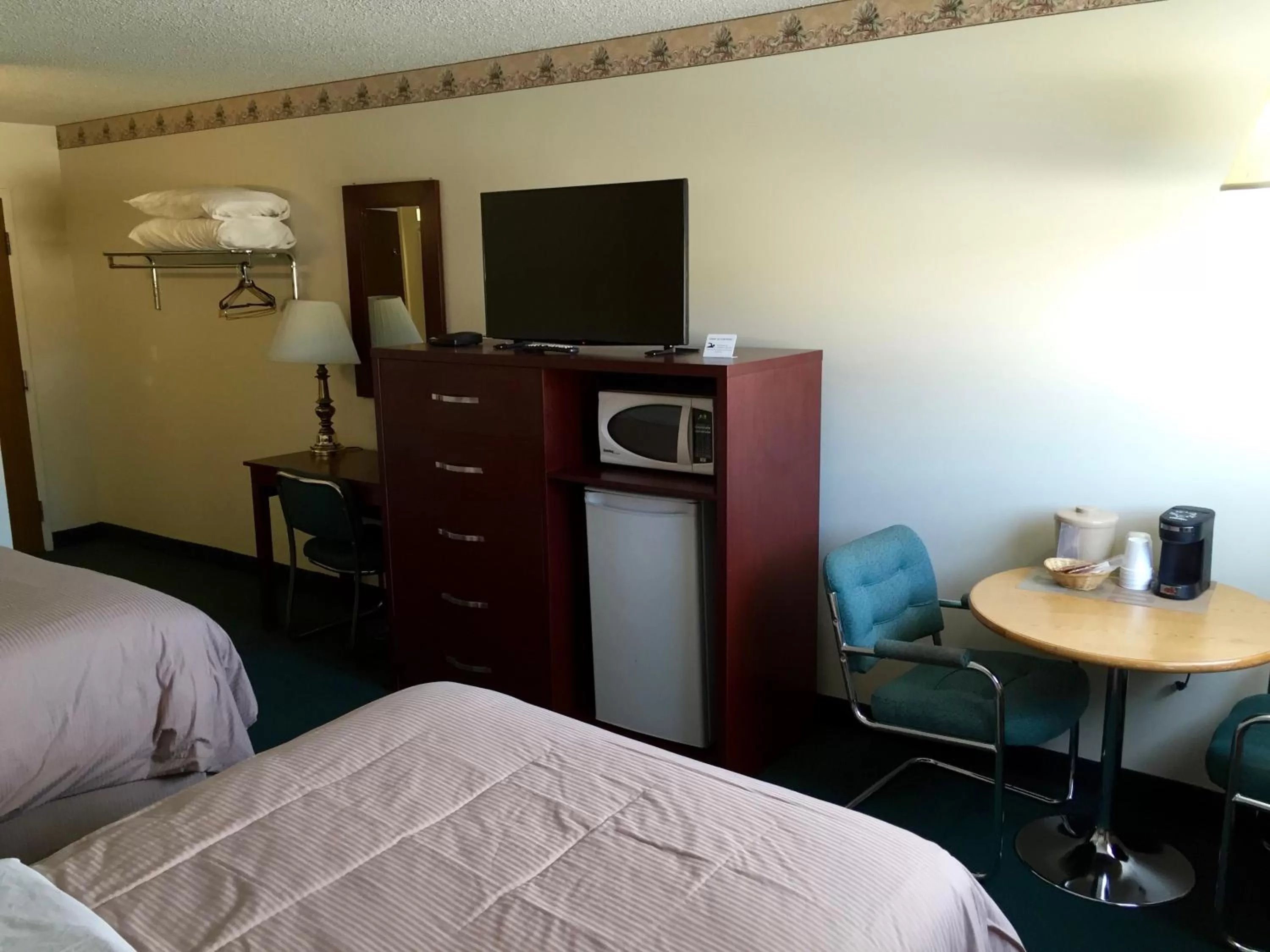 Photo of the whole room, Bed in Colonial Inn