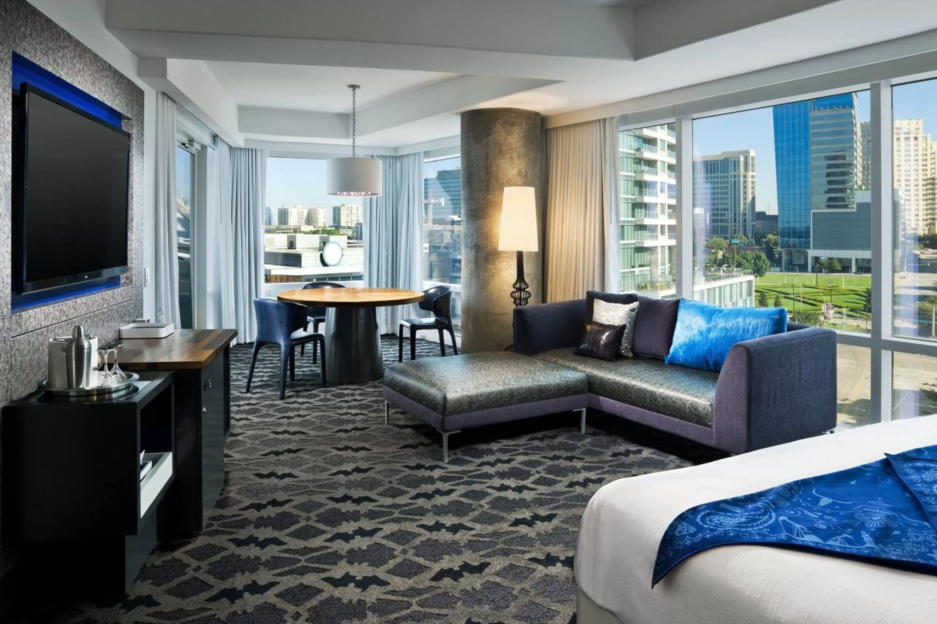 Photo of the whole room, Bed in W Dallas