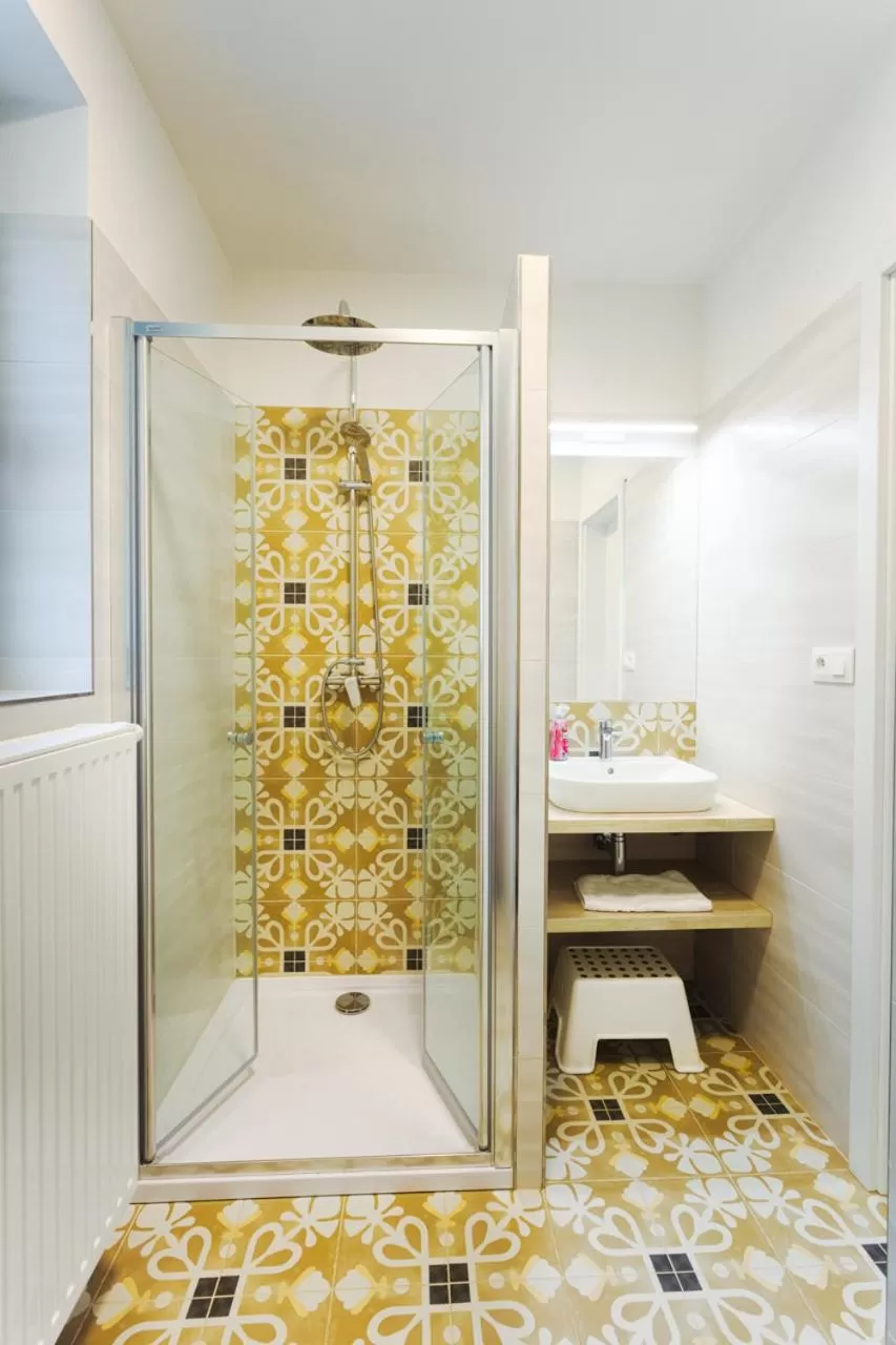 Shower in Hotel Edvard