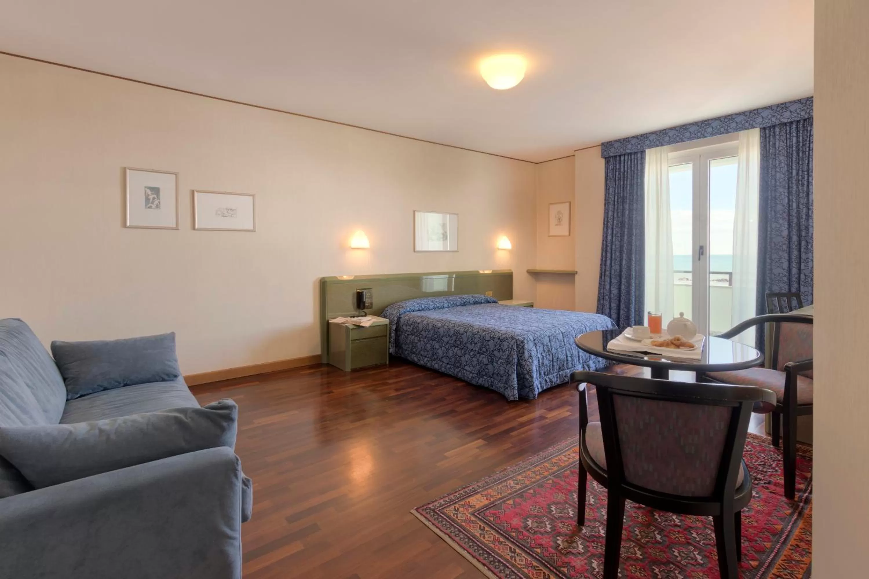 Photo of the whole room, Bed in Hotel Royal