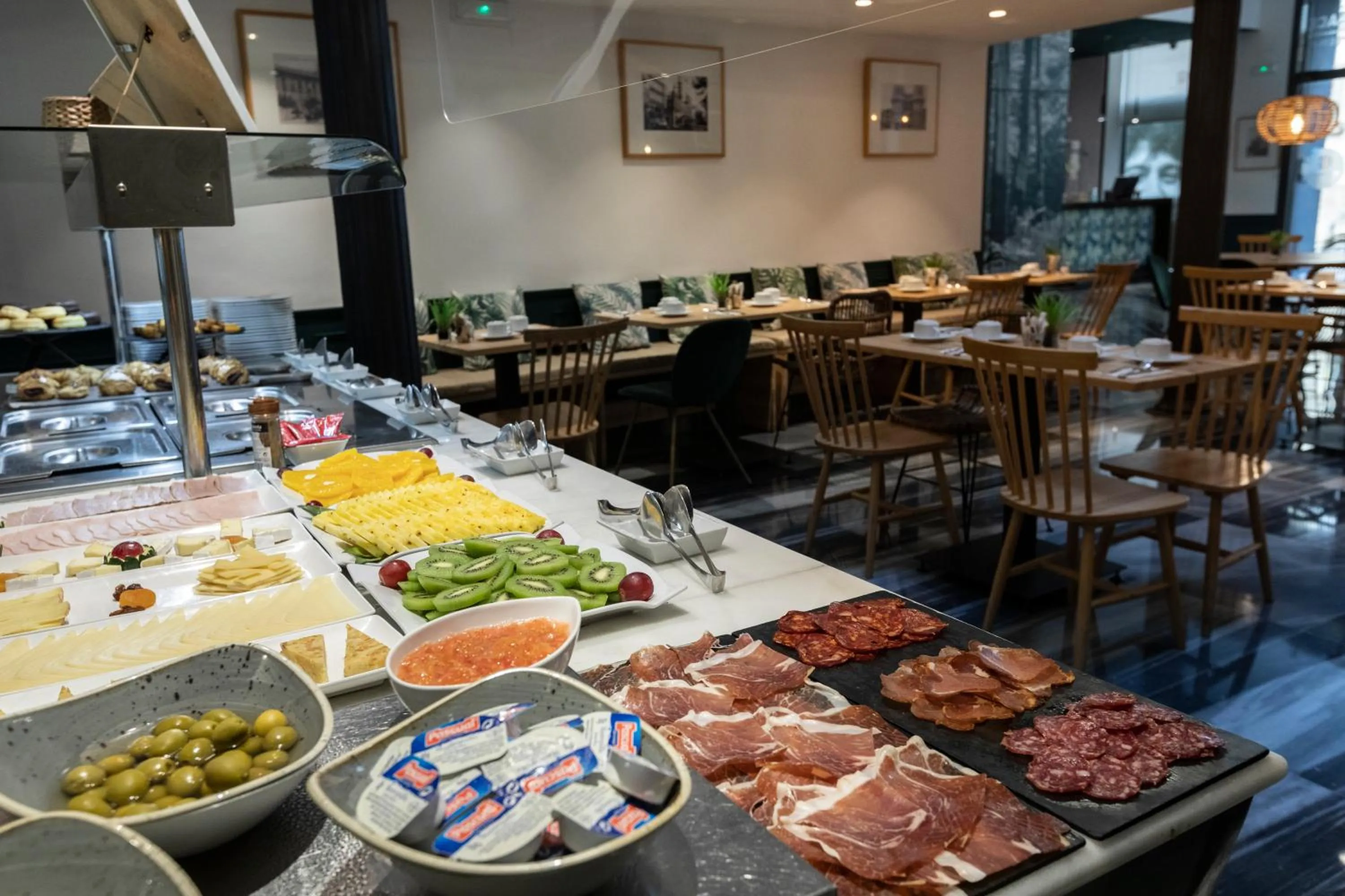 Breakfast in Petit Palace Plaza de la Reina