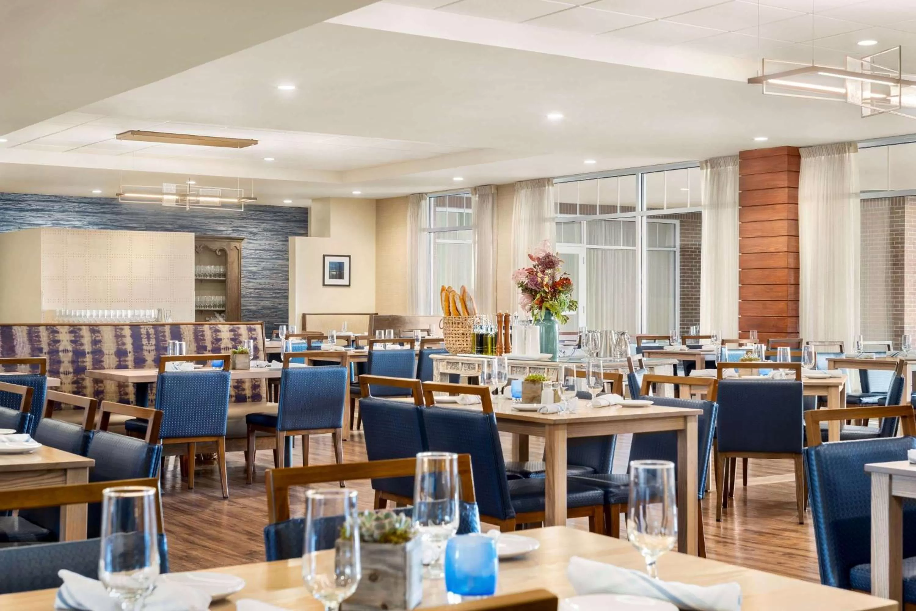 Restaurant/places to eat in Wyndham Newport Hotel