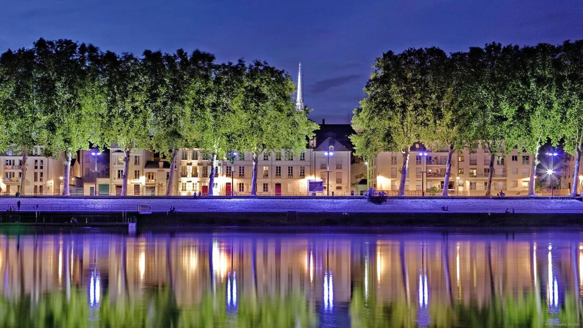 Text overlay in Novotel Orléans Saint Jean de Braye