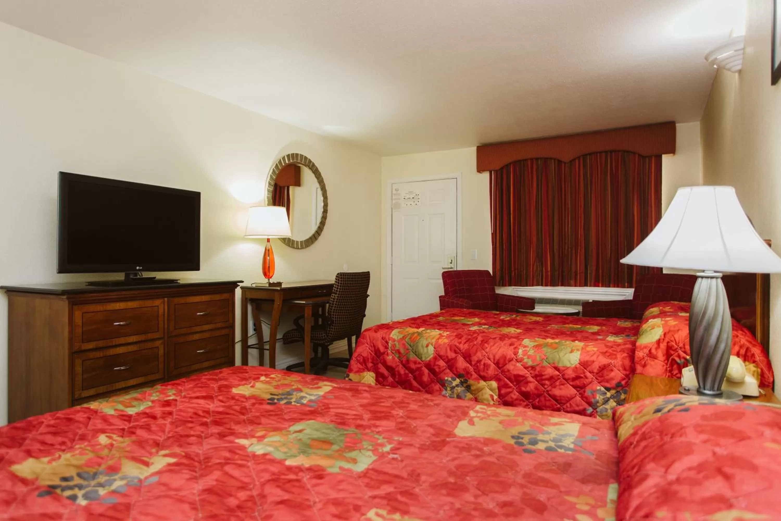 Bedroom, Bed in Space City Inn