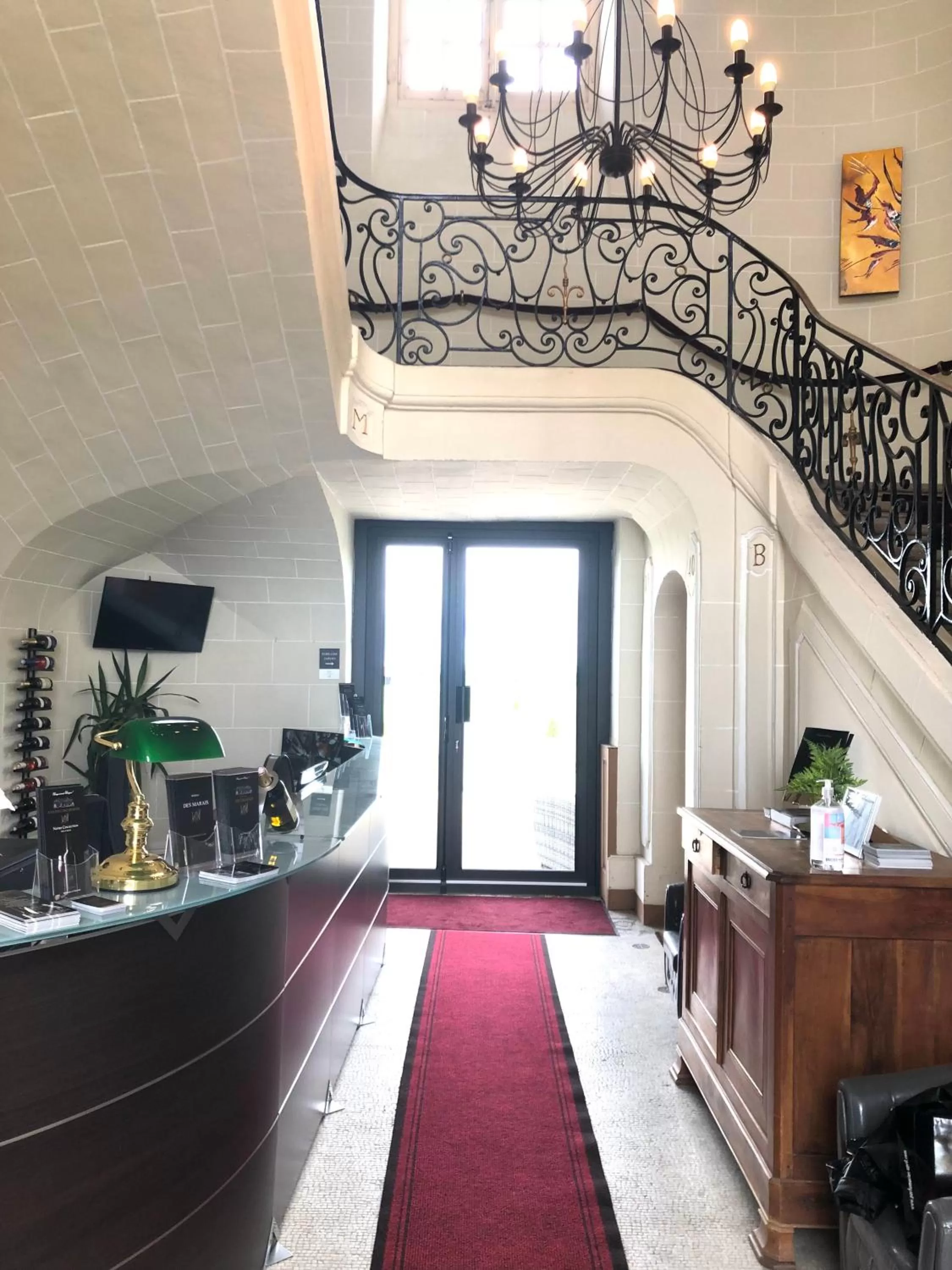 Lobby or reception in Hôtel Particulier CHÂTEAU DES MARAIS Proximité et vue sur le Lac de Grand lieu