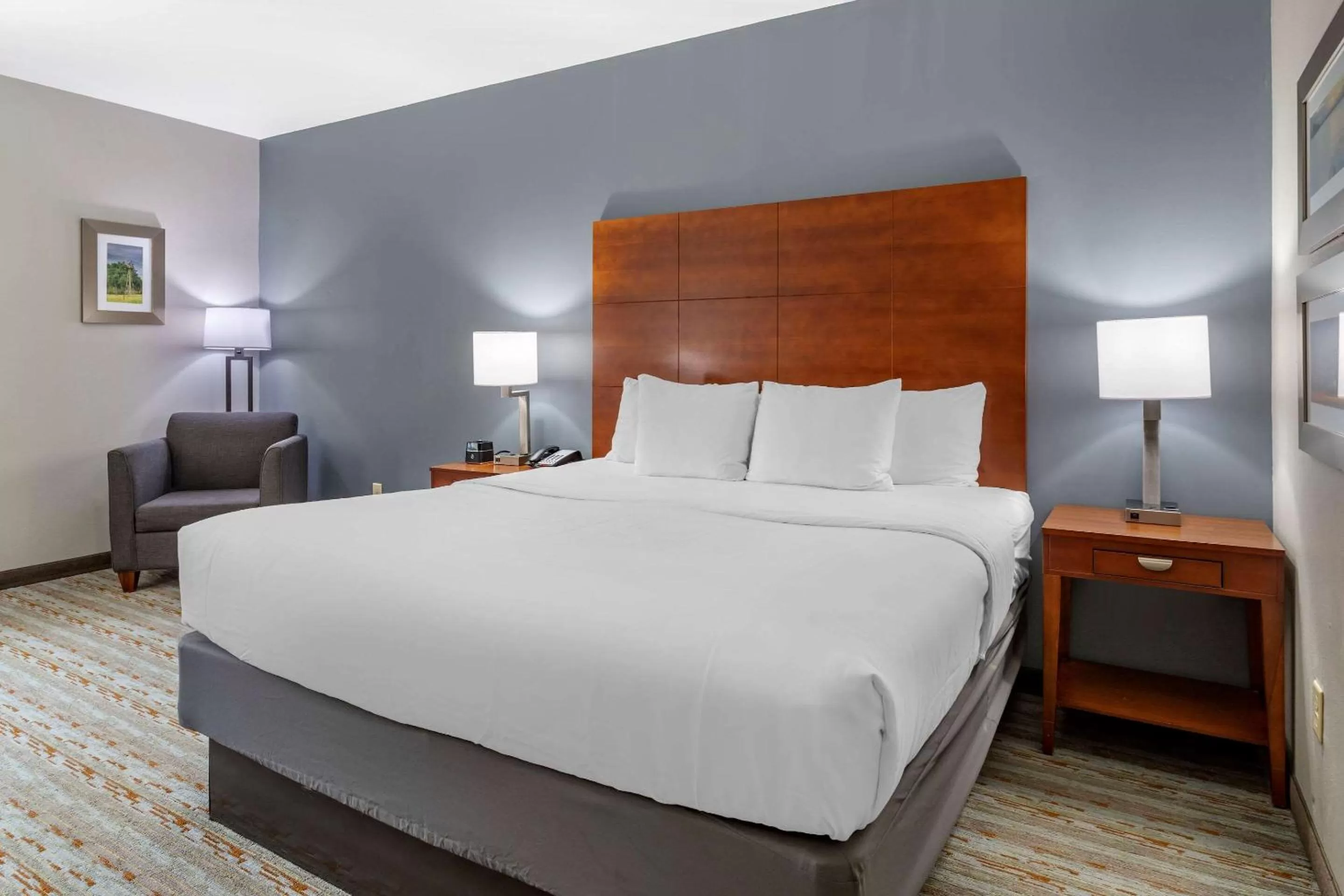 Photo of the whole room, Bed in Comfort Inn & Suites Cleveland TX